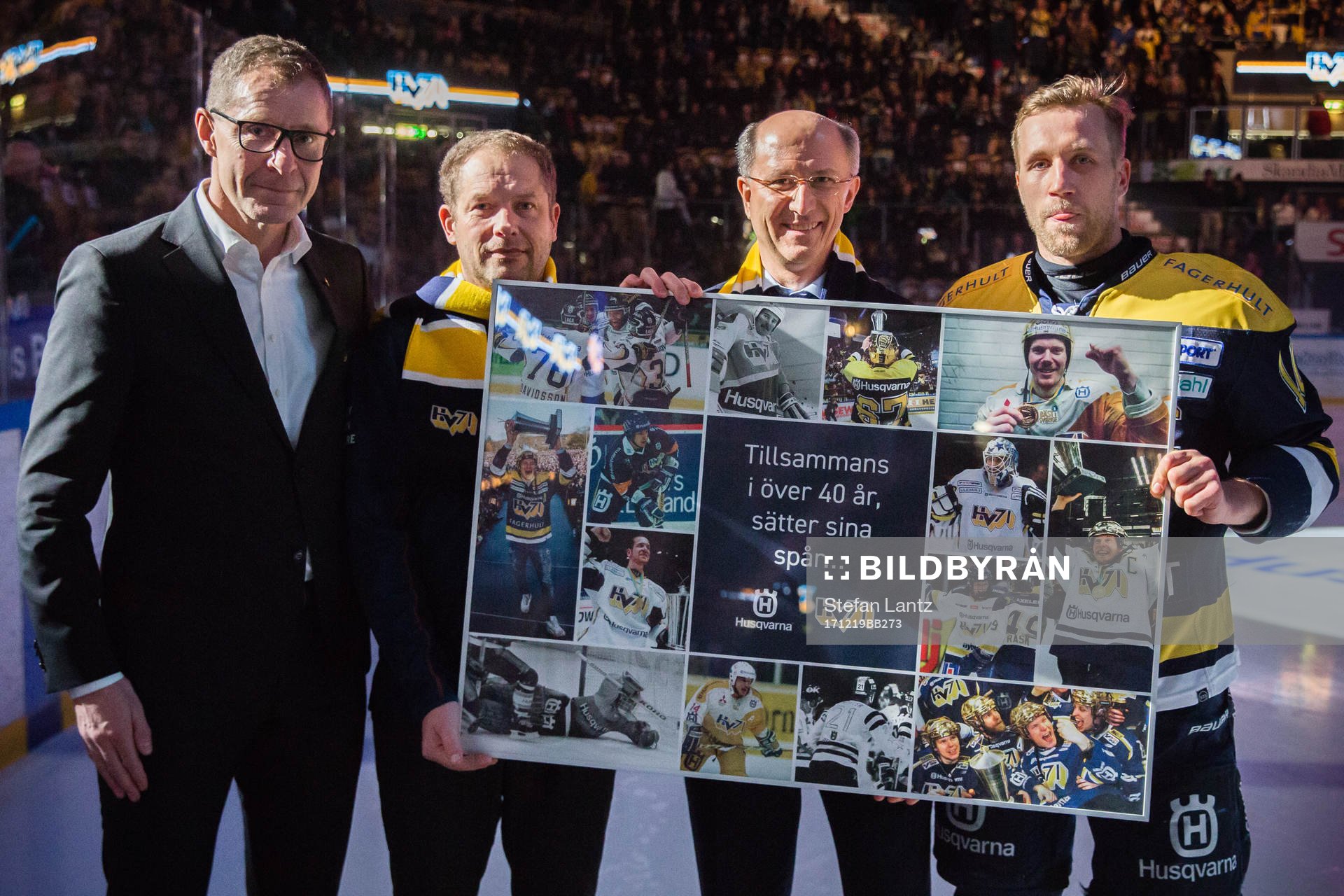 s ordförande och HV71:s Martin Thörnberg (h) delar ut en