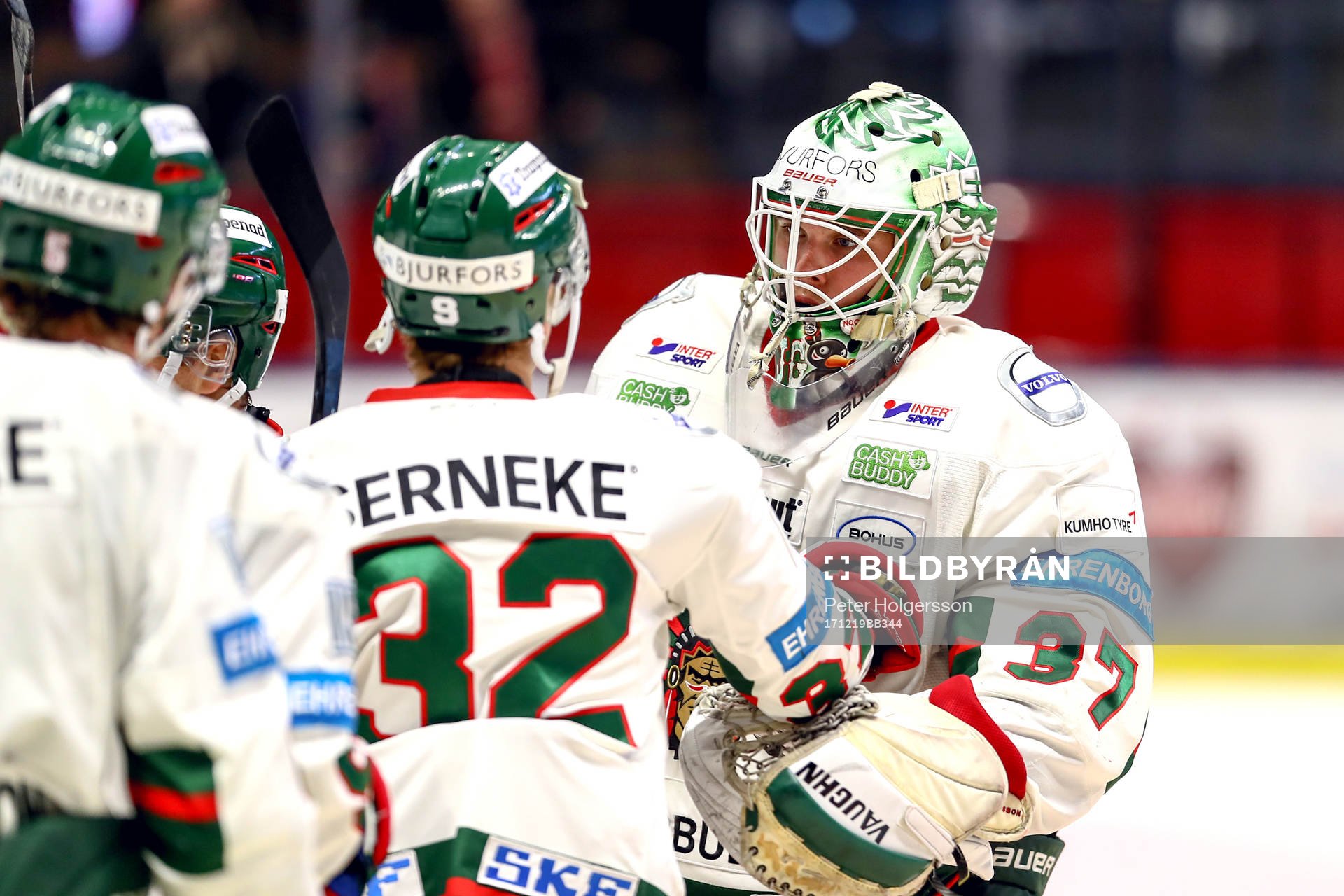 Frölundas målvakt Johan Gustafsson jublar