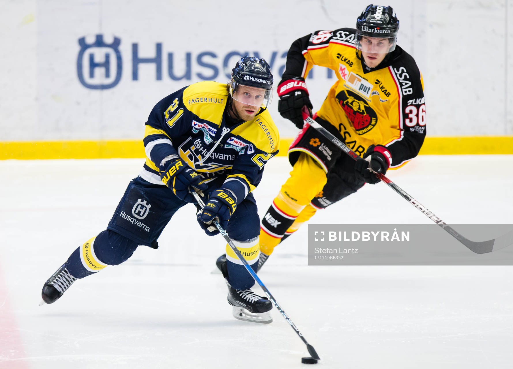 s Mattias Tedenby före Luleås Emil Larsson