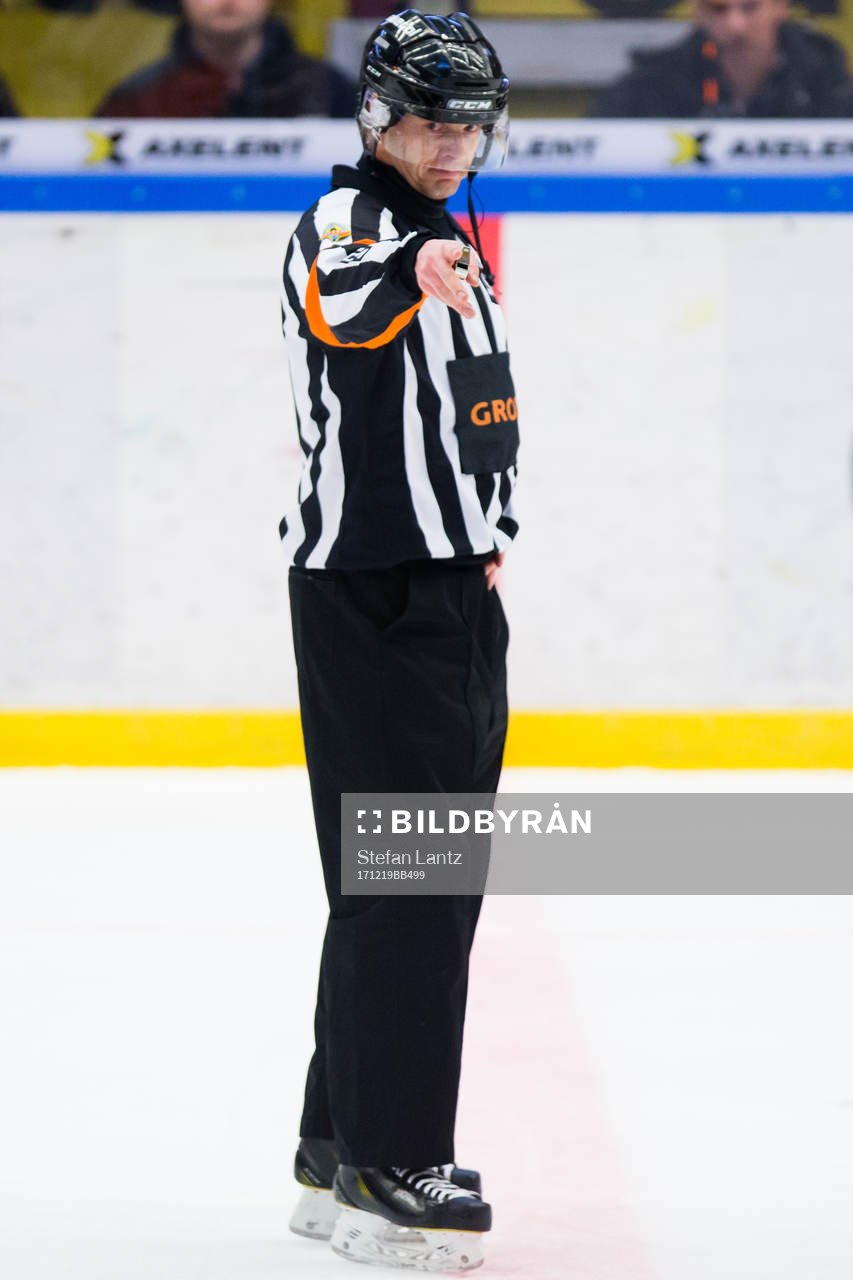 Domaren Mikael Andersson dömer mål