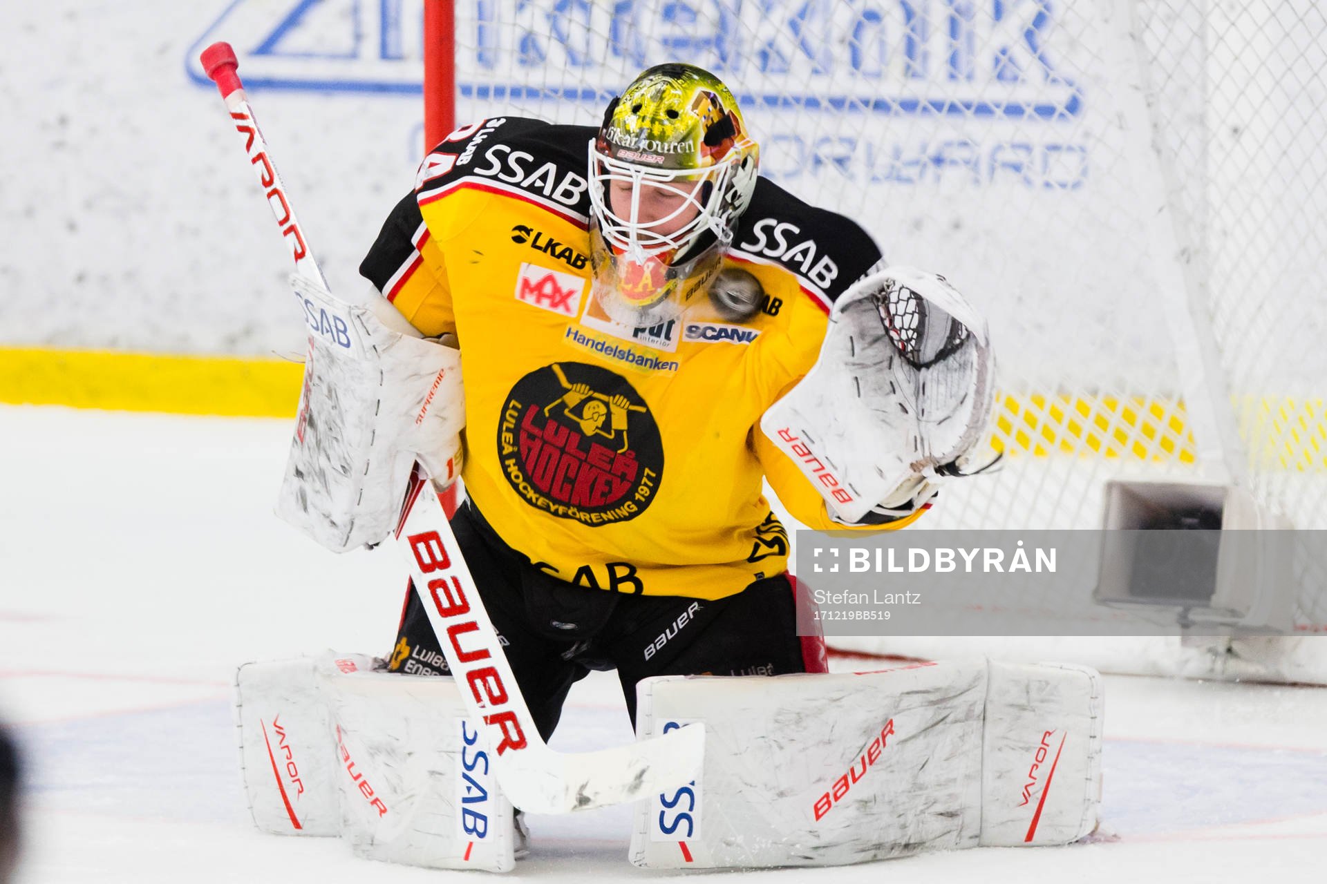 Luleås målvakt Joel Lassinatti räddar ett skott