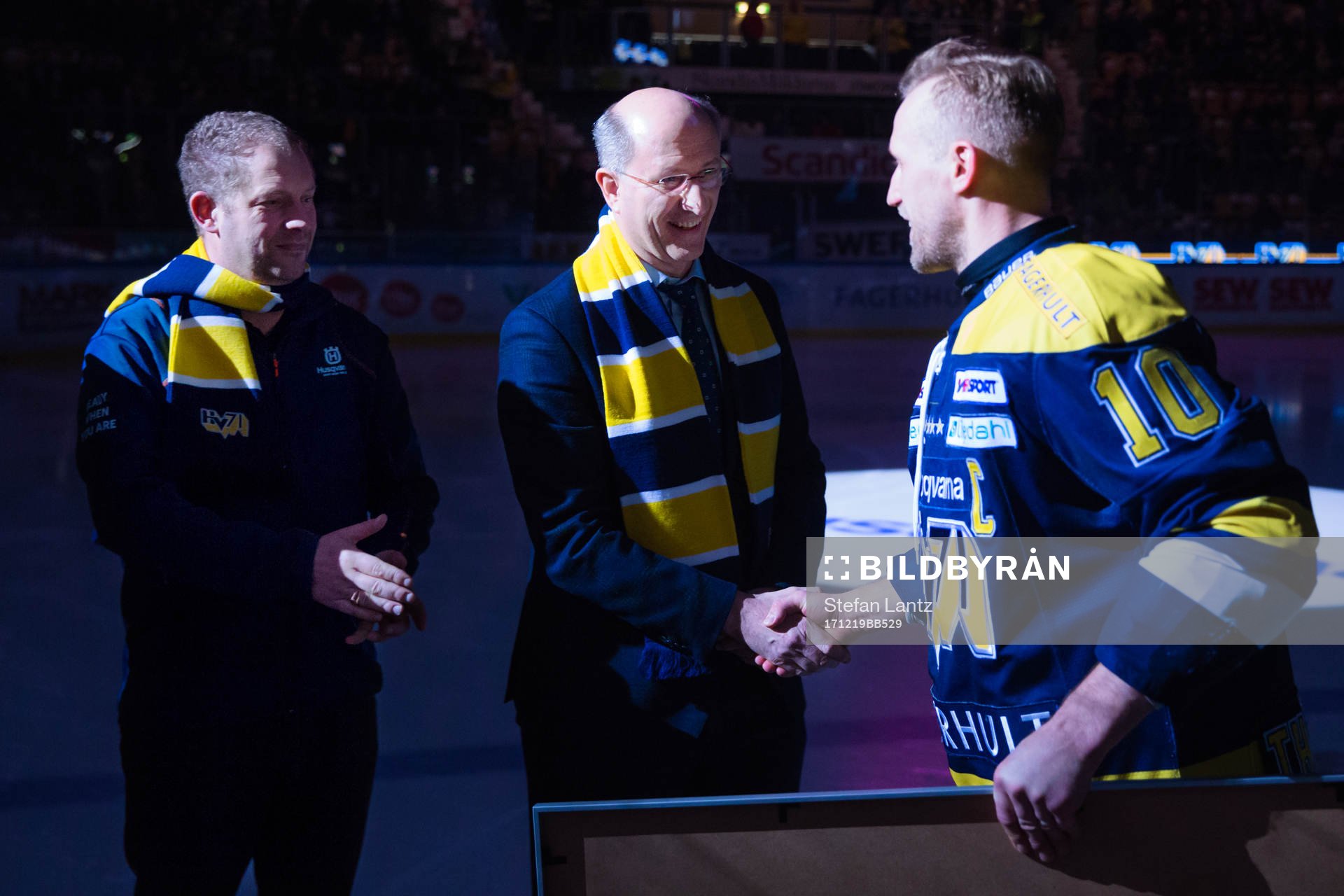 s ordförande och HV71:s Martin Thörnberg (h) delar ut en