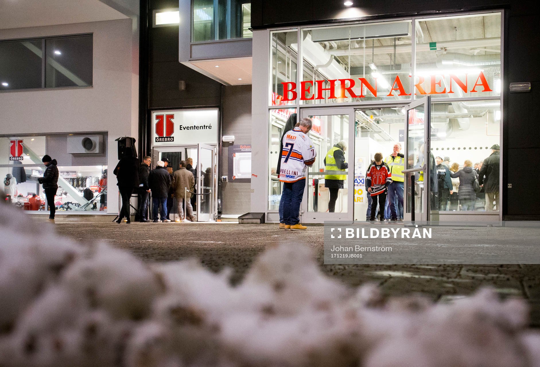 Entrén till Behrn Arena med snö i förgrunden