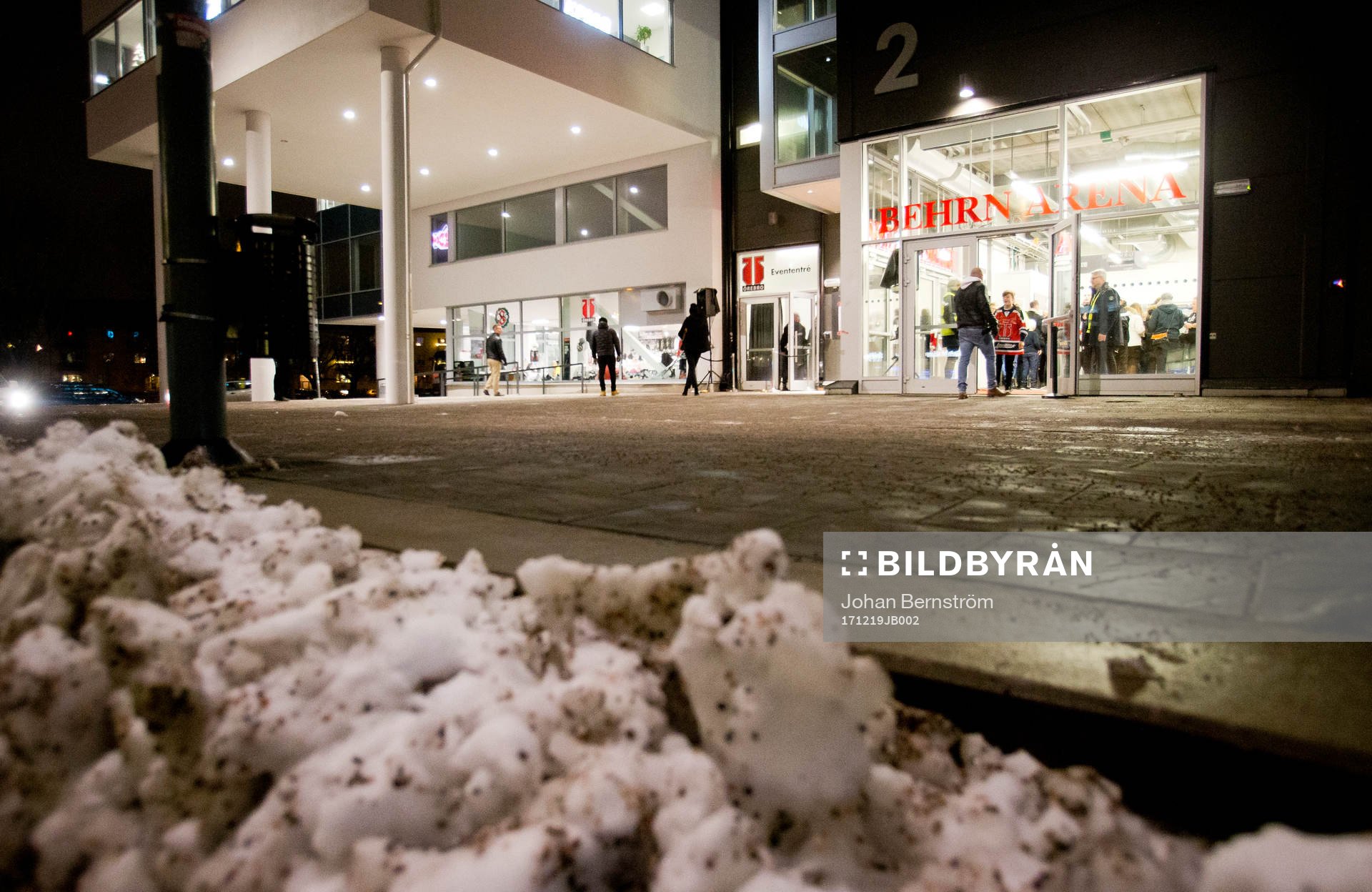 Entrén till Behrn Arena med snö i förgrunden