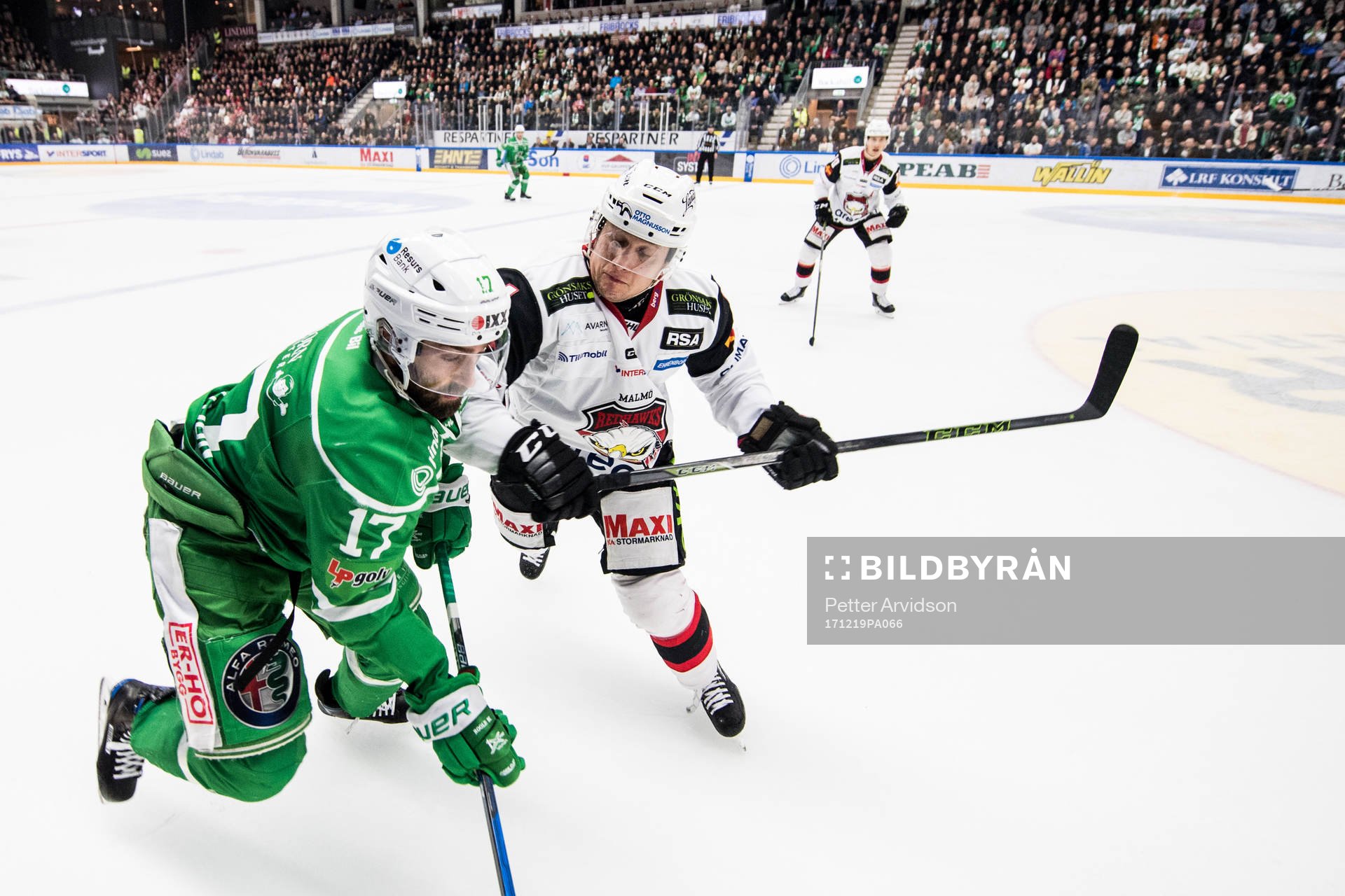 Rögles Taylor Matson och Malmö Redhawks Tuukka Mäntylä