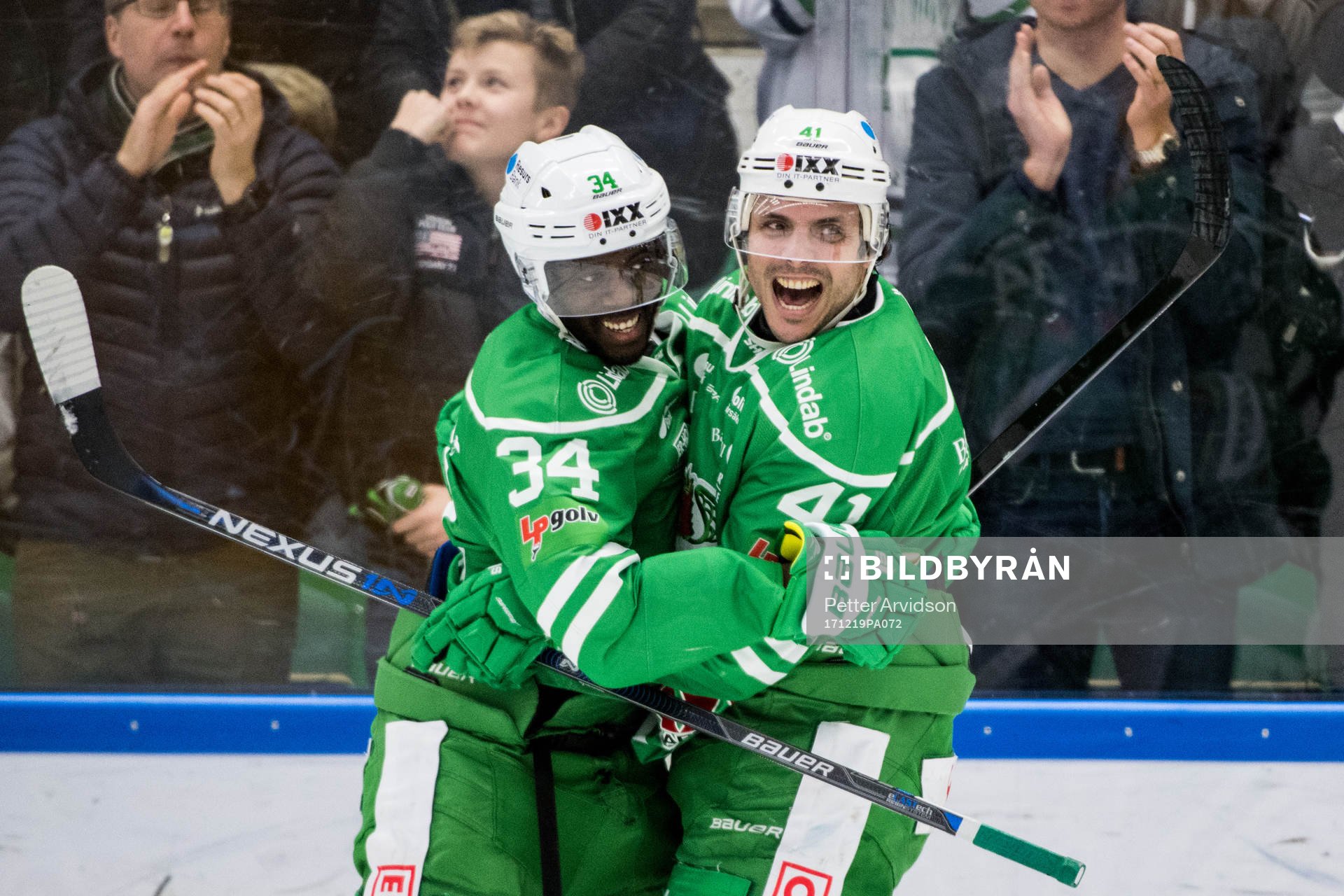 Rögles Edwin Hedberg jublar med Daniel Widing