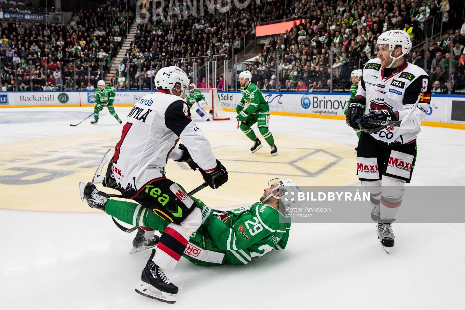 Malmö Redhawks Tuukka Mäntylä tacklar Rögles Ludvig