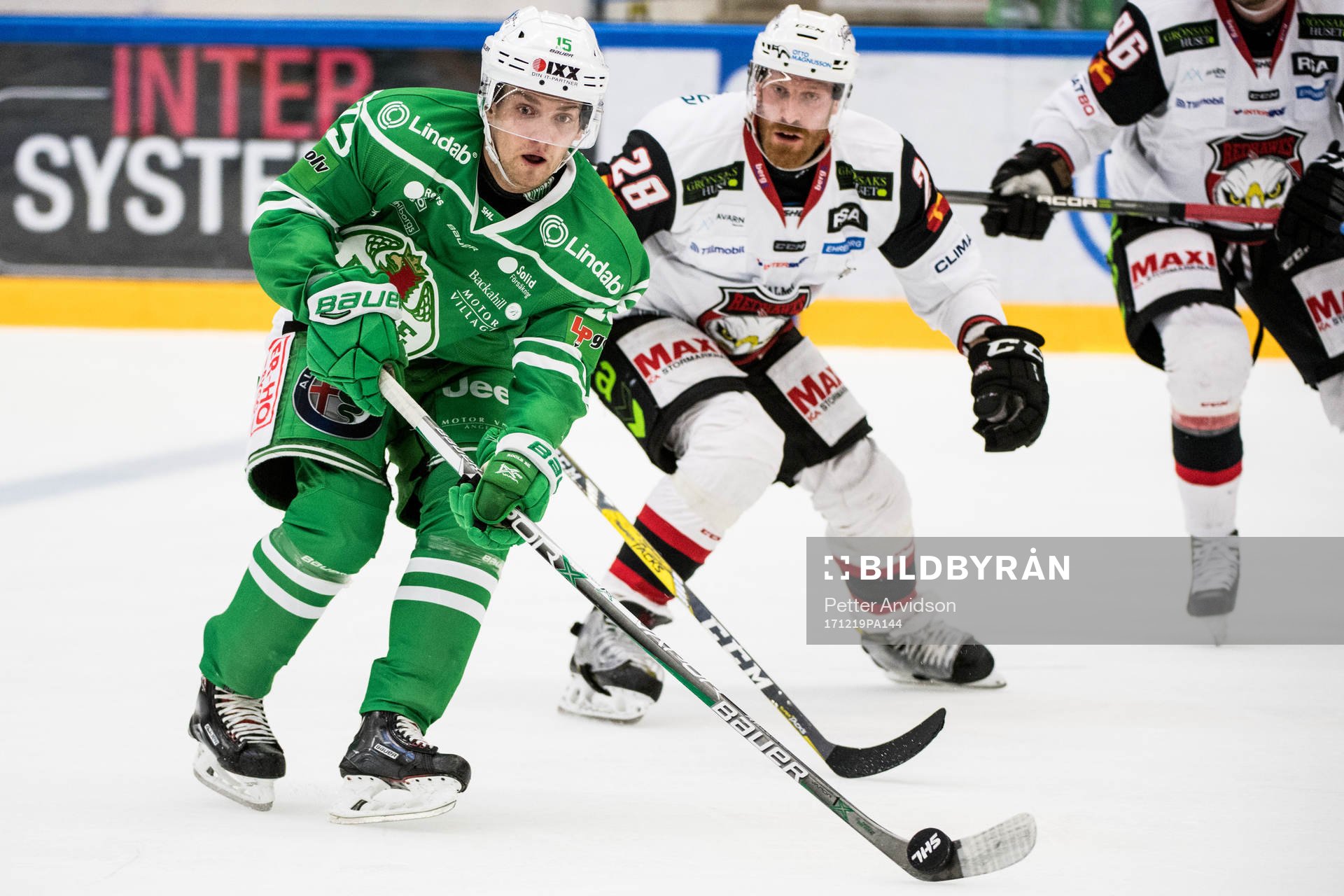 Rögles Simon Ryfors och Malmö Redhawks Jens Olsson