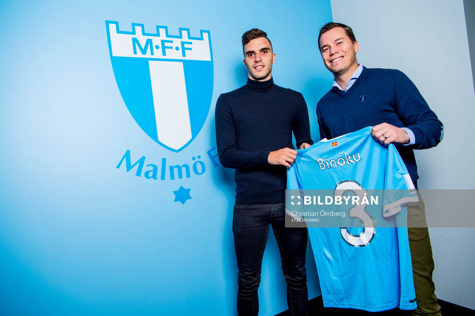 Malmö FFs sportchef Daniel Andersson räcker över tröjan