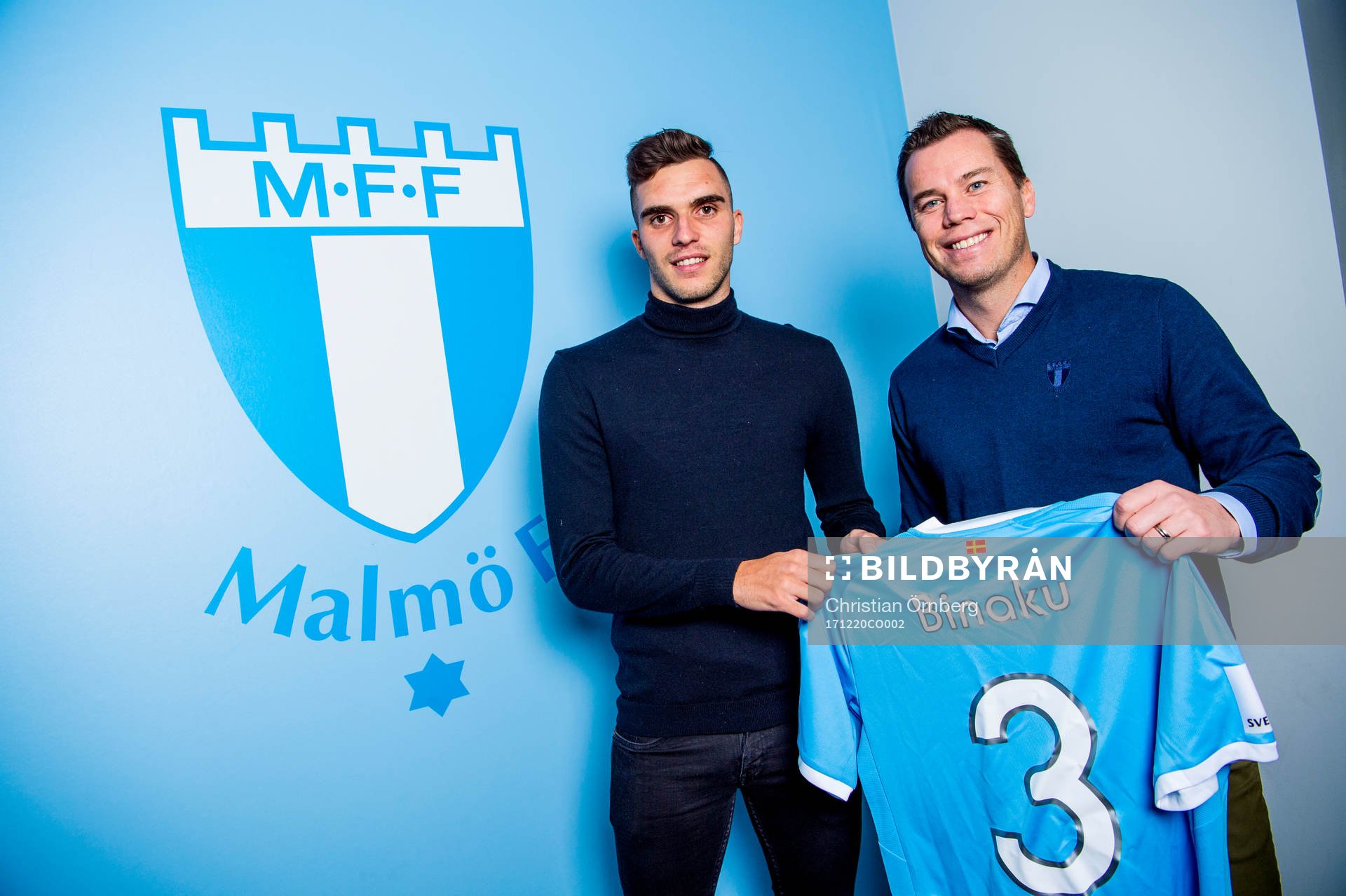 Malmö FFs sportchef Daniel Andersson räcker över tröjan