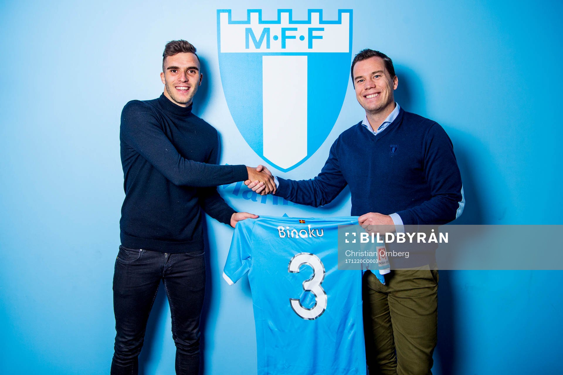Malmö FFs sportchef Daniel Andersson räcker över tröjan
