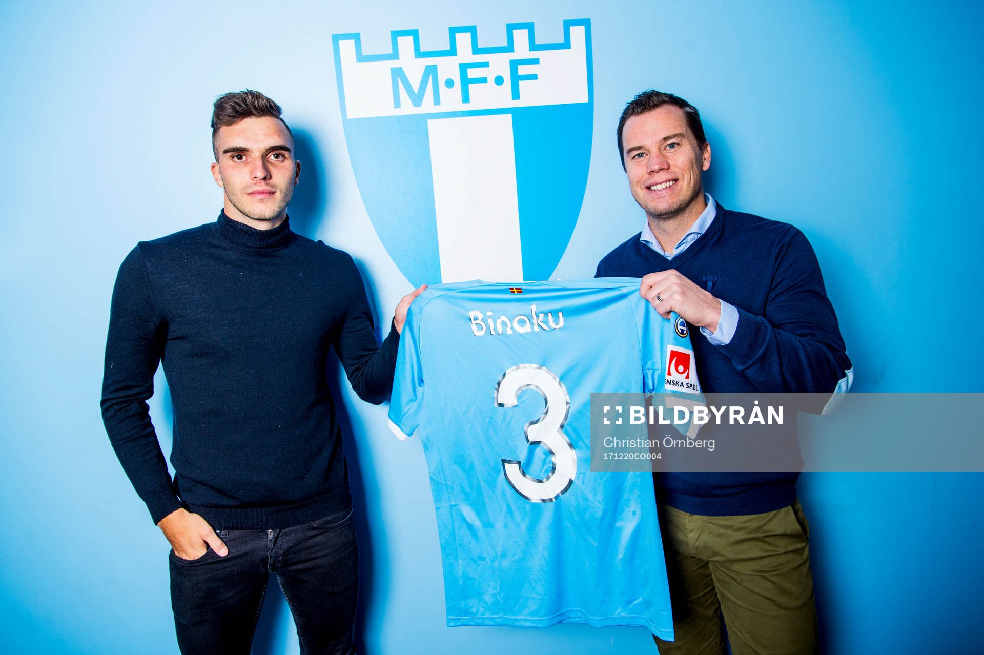 Malmö FFs sportchef Daniel Andersson räcker över tröjan