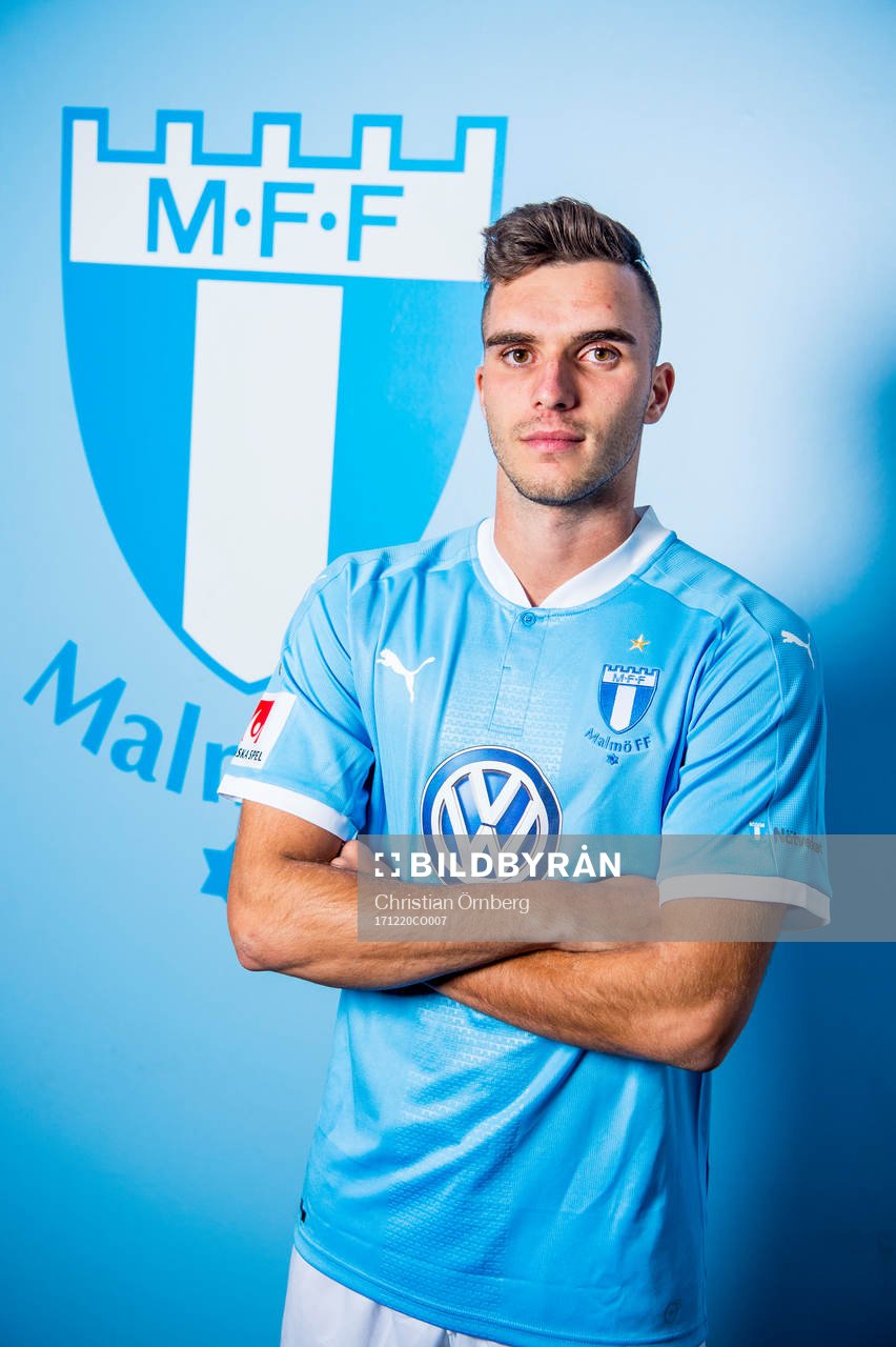 Malmö FF presenterar Egzon Binaku som ny spelare, här