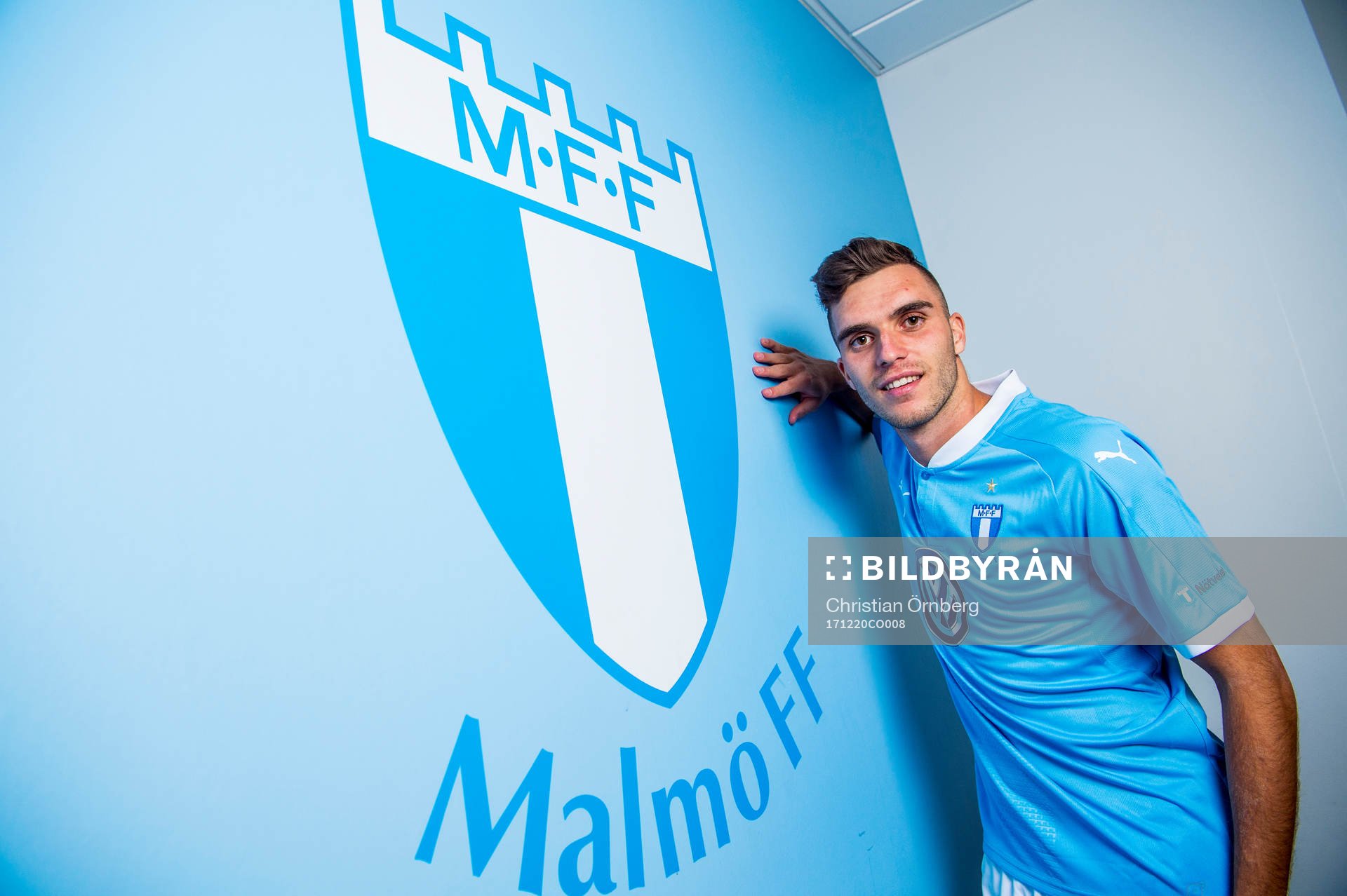 Malmö FF presenterar Egzon Binaku som ny spelare, här