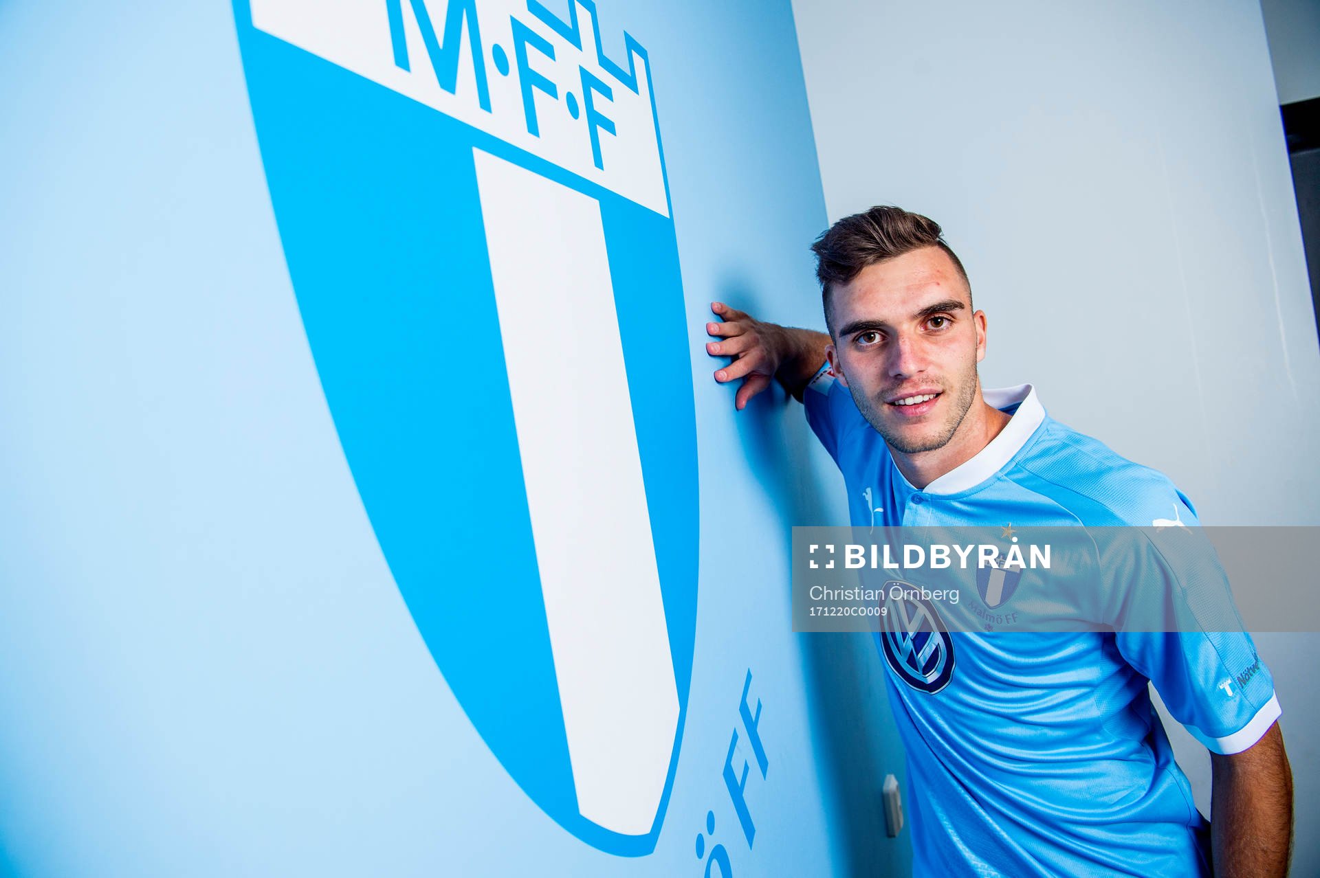 Malmö FF presenterar Egzon Binaku som ny spelare, här