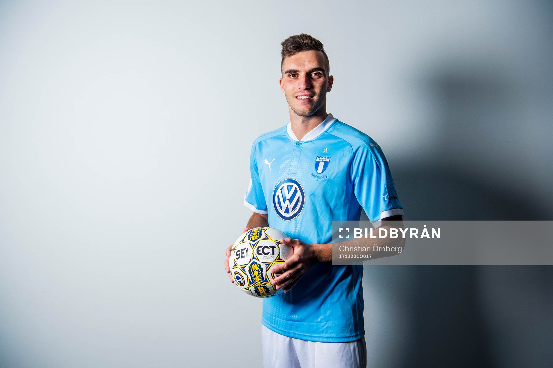 Malmö FF presenterar Egzon Binaku som ny spelare, här
