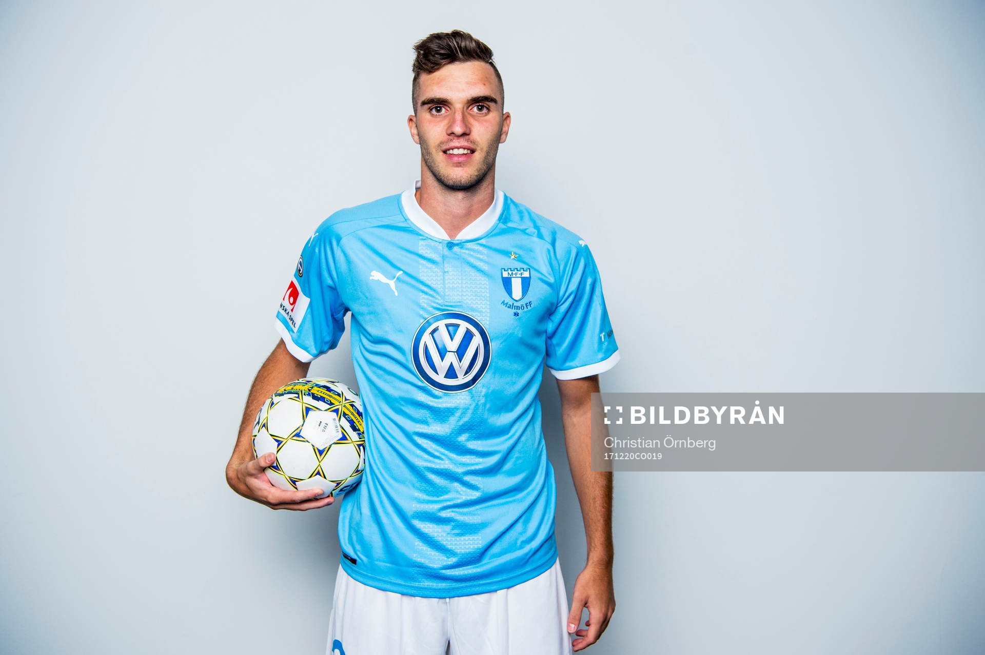 Malmö FF presenterar Egzon Binaku som ny spelare, här