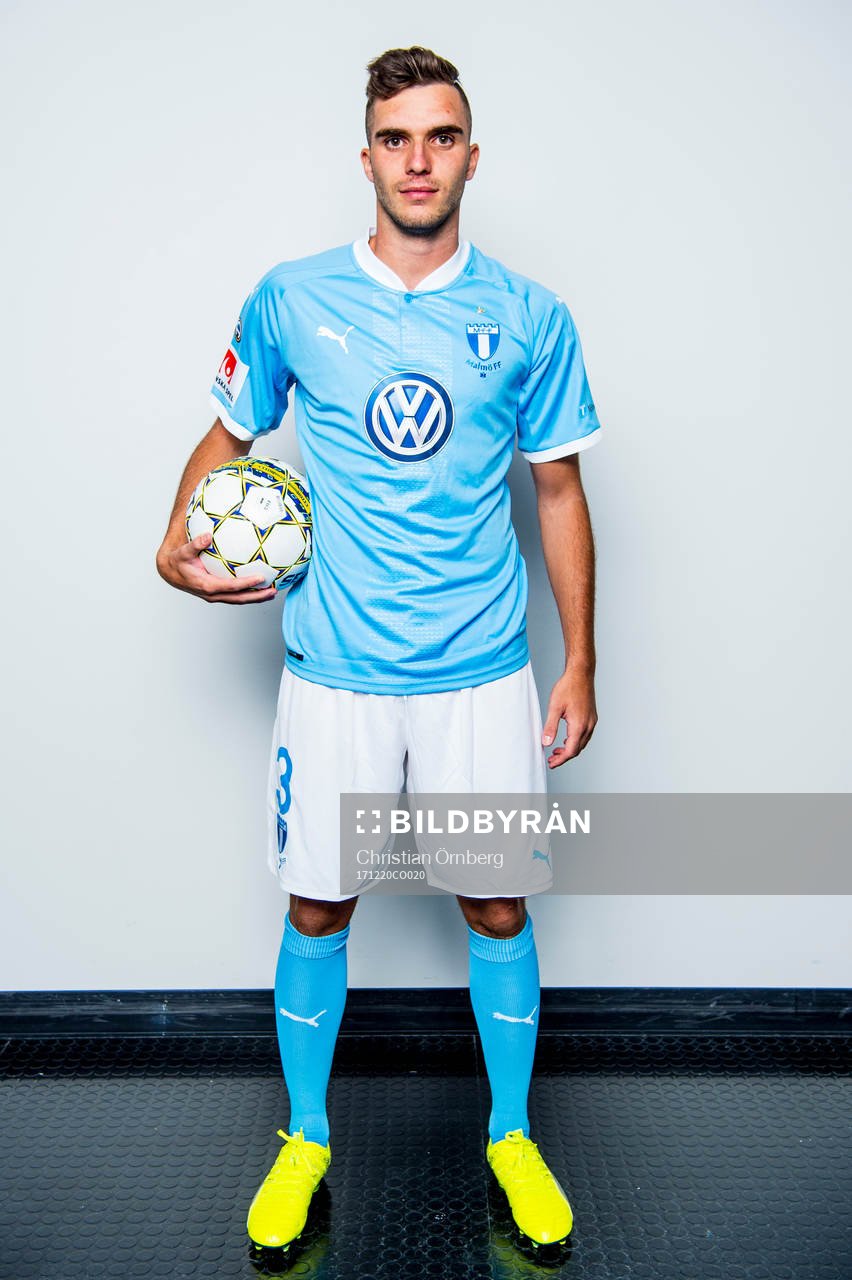 Malmö FF presenterar Egzon Binaku som ny spelare, här