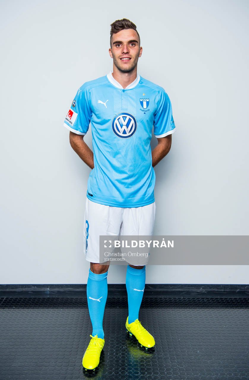 Malmö FF presenterar Egzon Binaku som ny spelare, här
