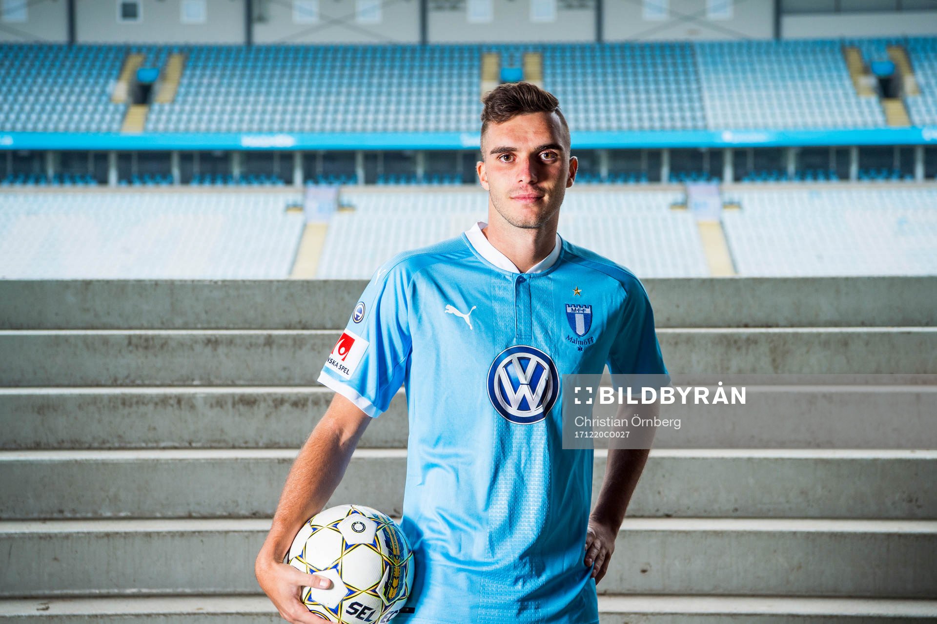 Malmö FF presenterar Egzon Binaku som ny spelare, här