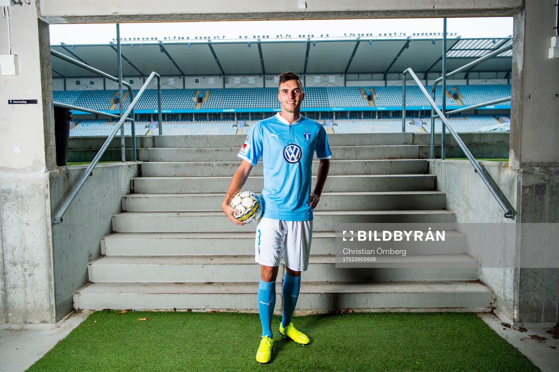 Malmö FF presenterar Egzon Binaku som ny spelare, här