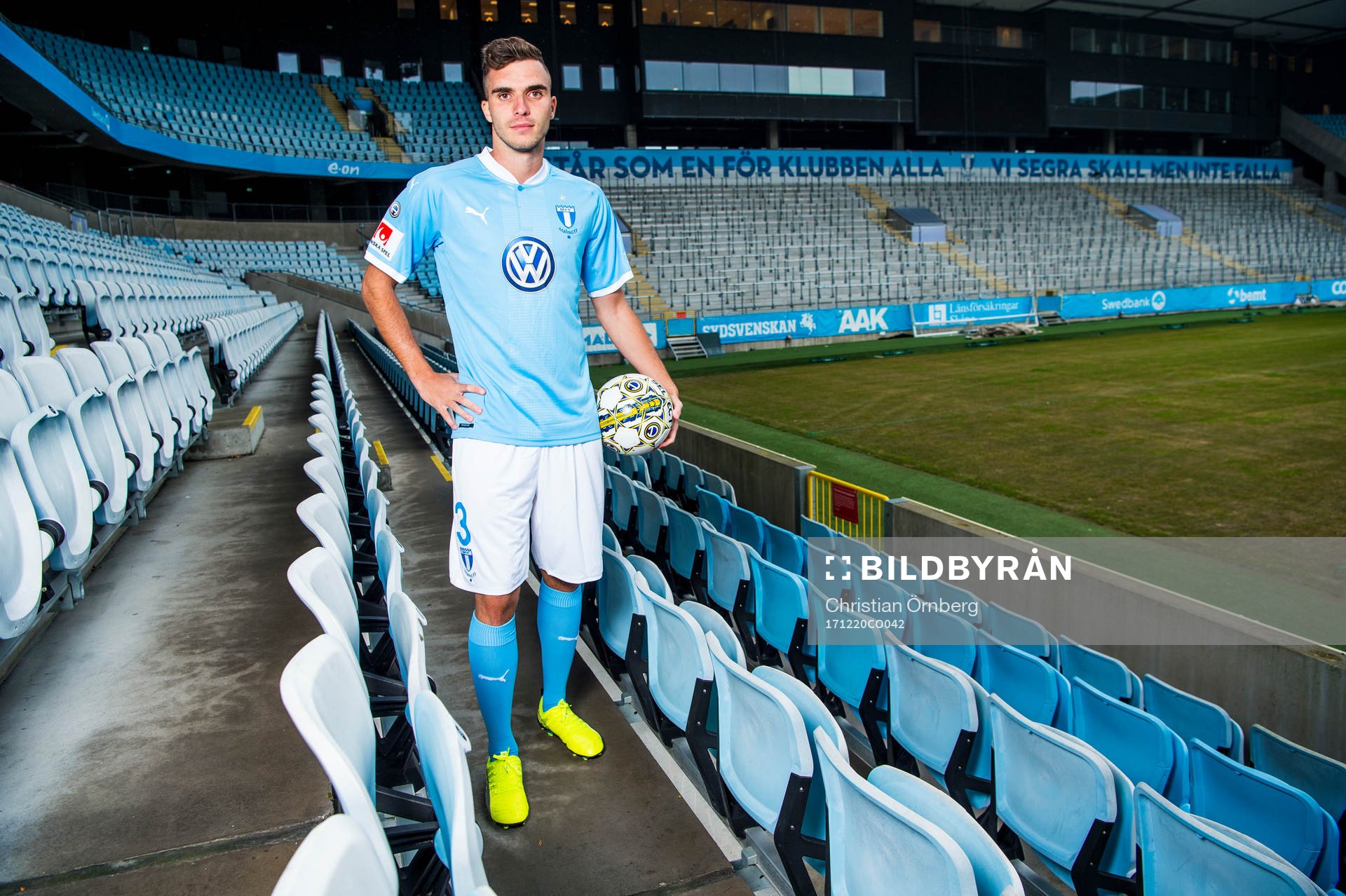 Malmö FF presenterar Egzon Binaku som ny spelare, här