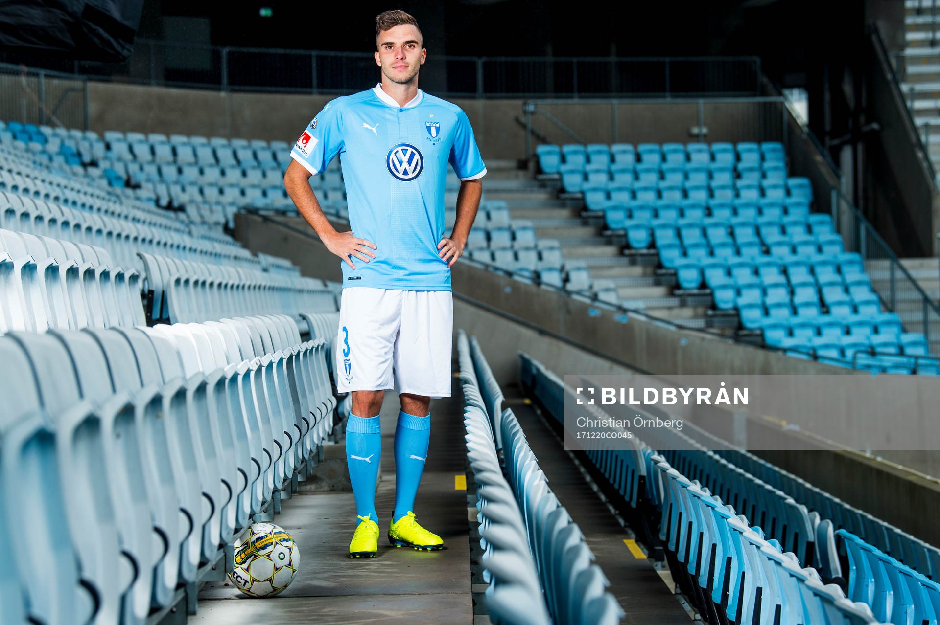 Malmö FF presenterar Egzon Binaku som ny spelare, här