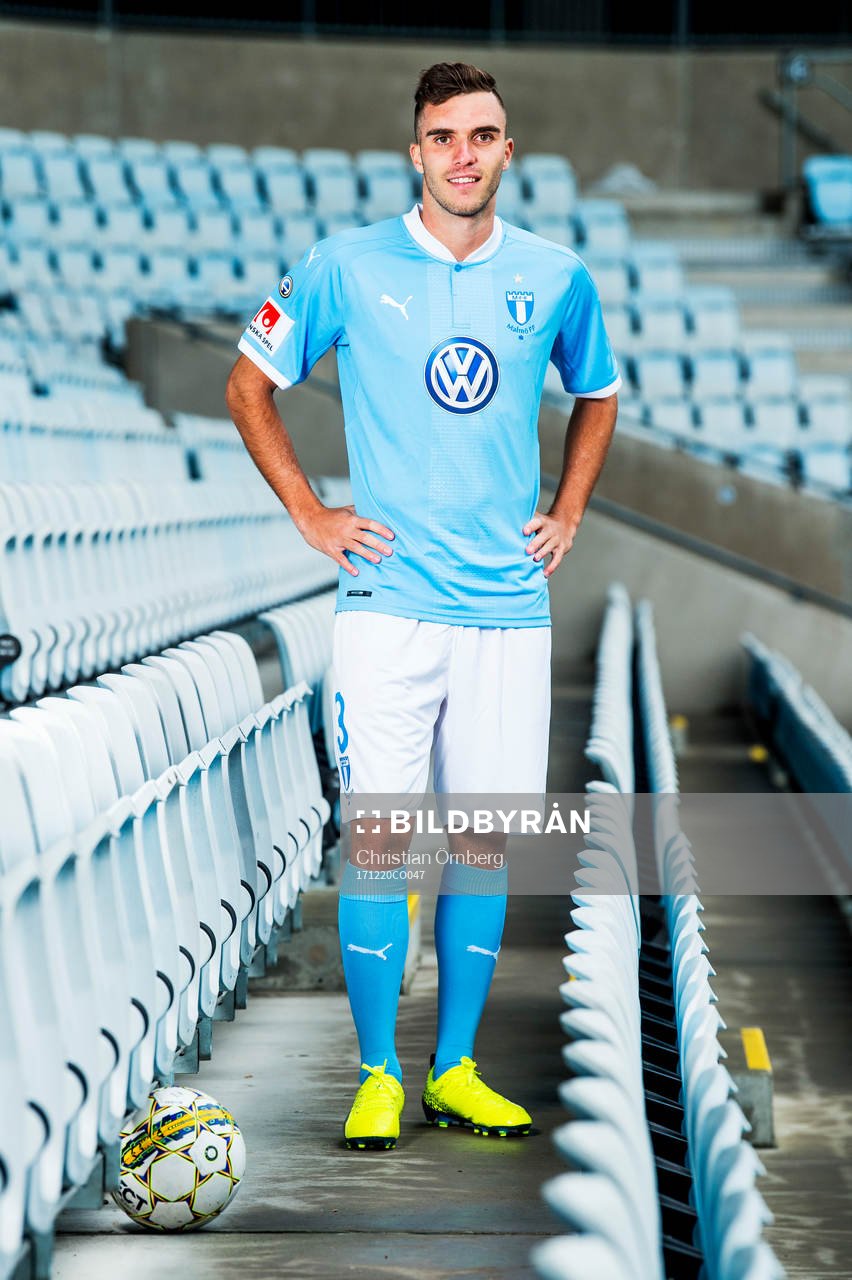 Malmö FF presenterar Egzon Binaku som ny spelare, här