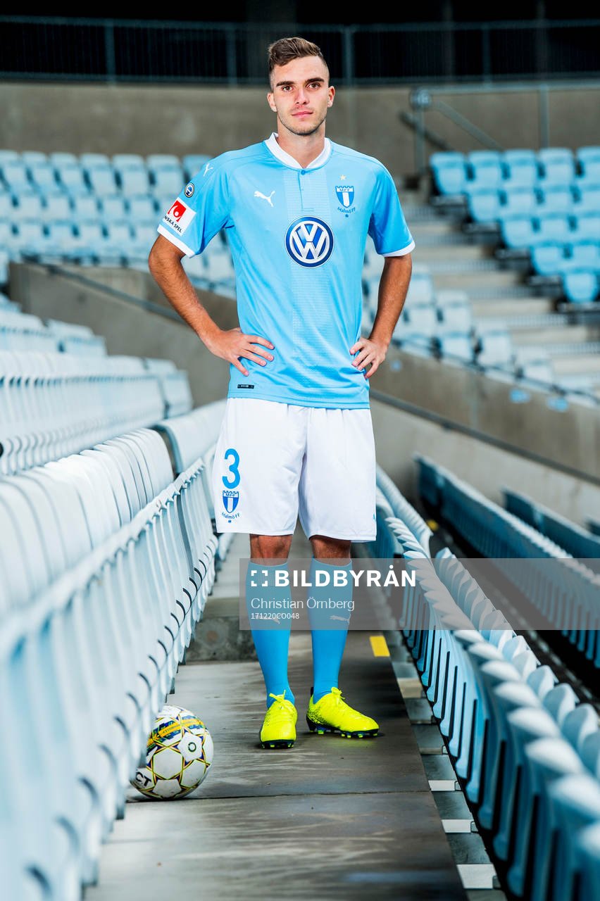 Malmö FF presenterar Egzon Binaku som ny spelare, här