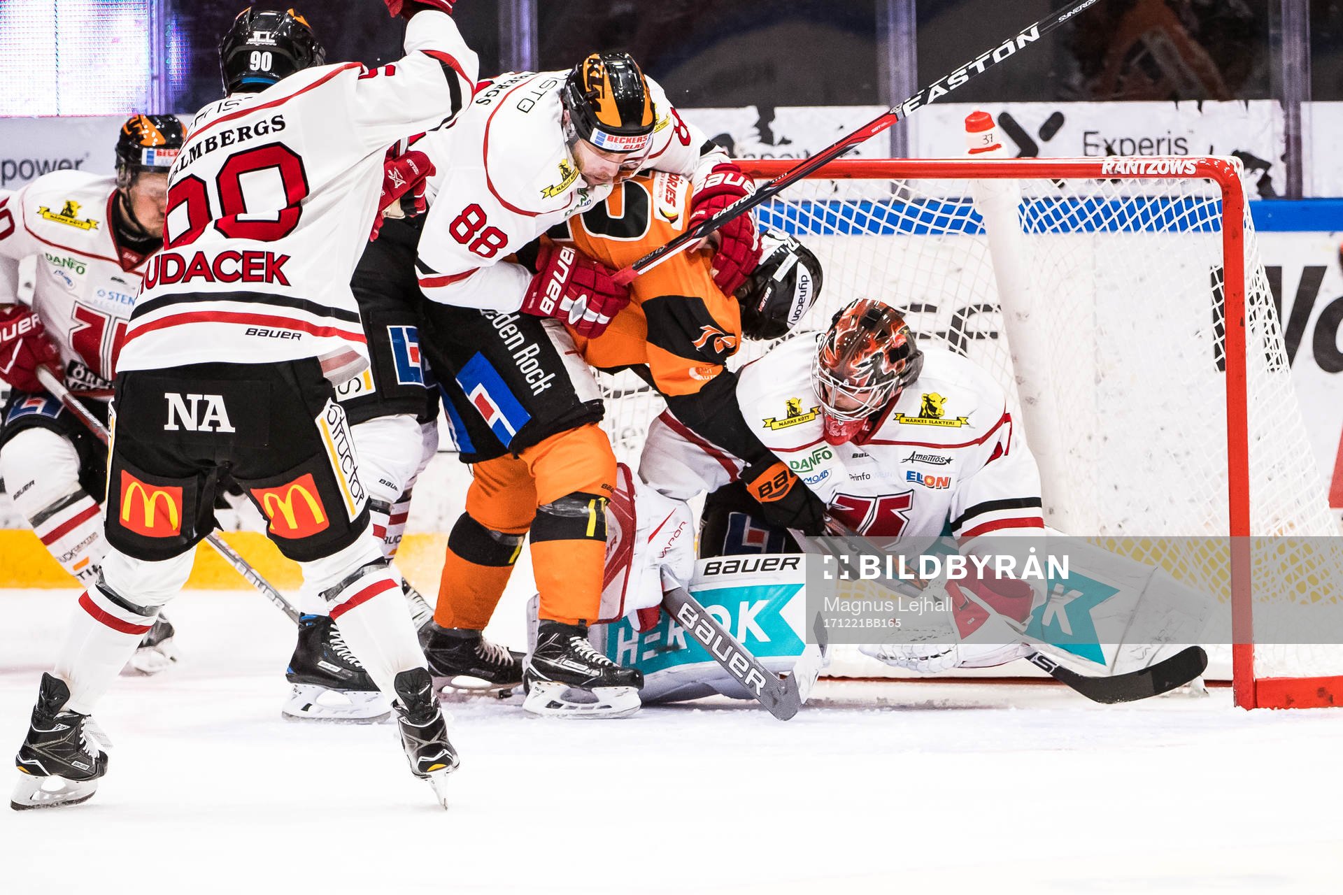 Karlskronas Joachim Rohdin  oroar framför Örebros