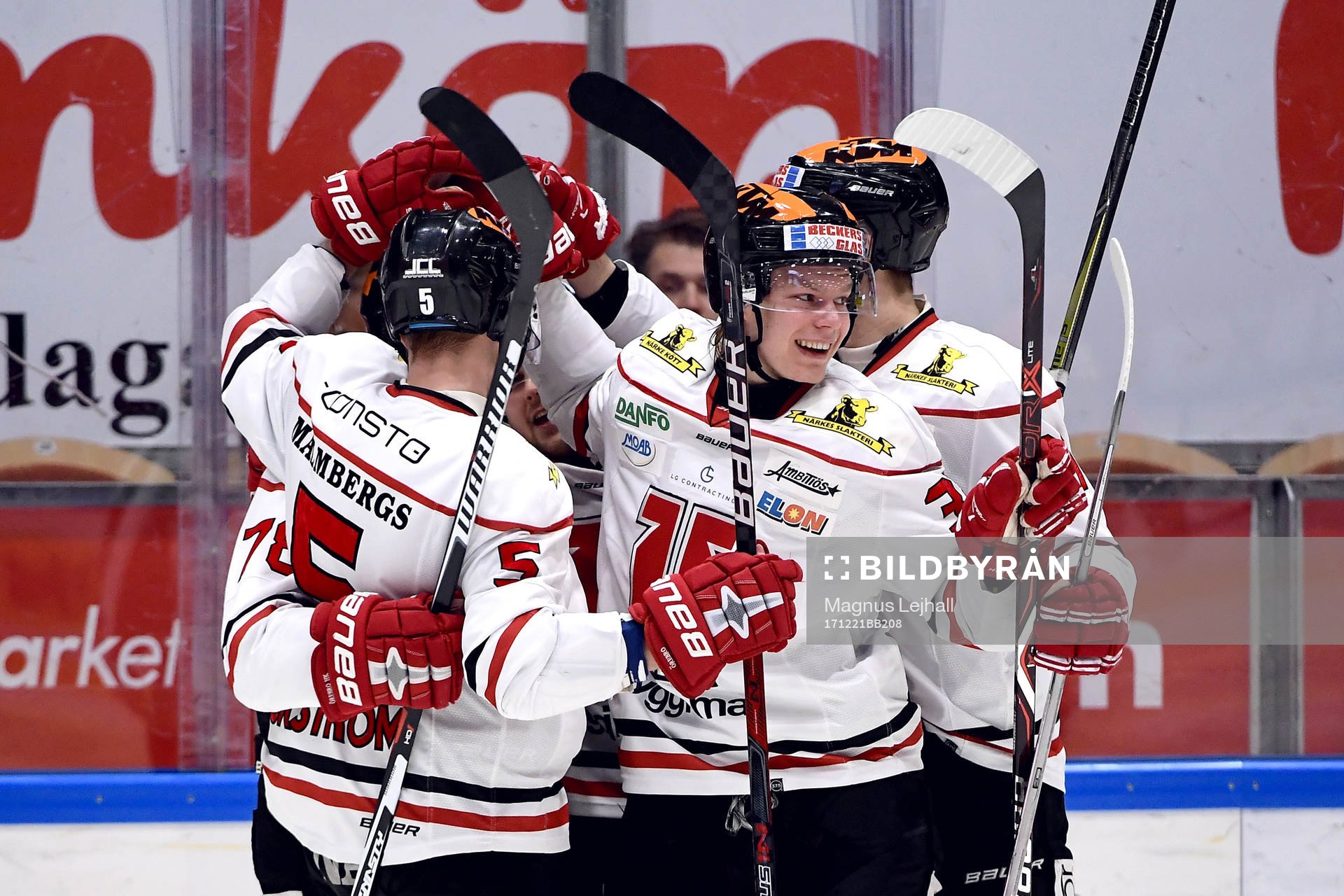 Örebros Victor Bartley jublar med lagkamrater