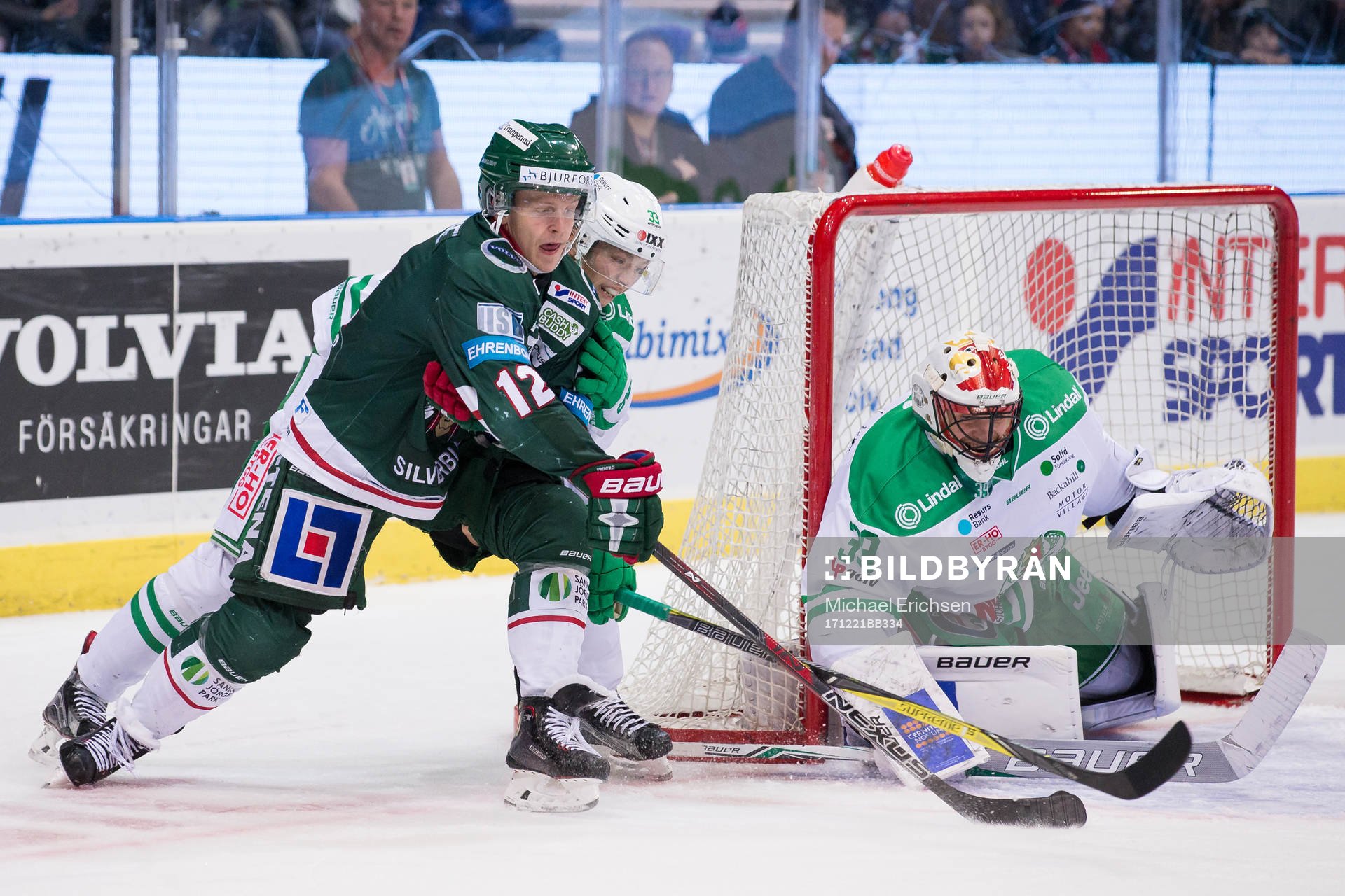 Frölundas Max Friberg bryter in framför Rögles målvakt