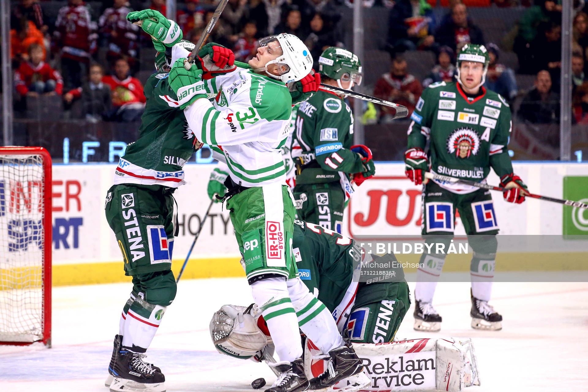 Frölundas Adam Almqvist och Rögles Melvin Karlsson i ett