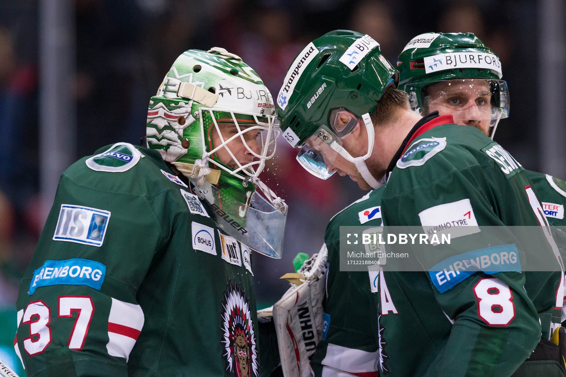 Frölundas målvakt Johan Gustafsson jublar ihop med John