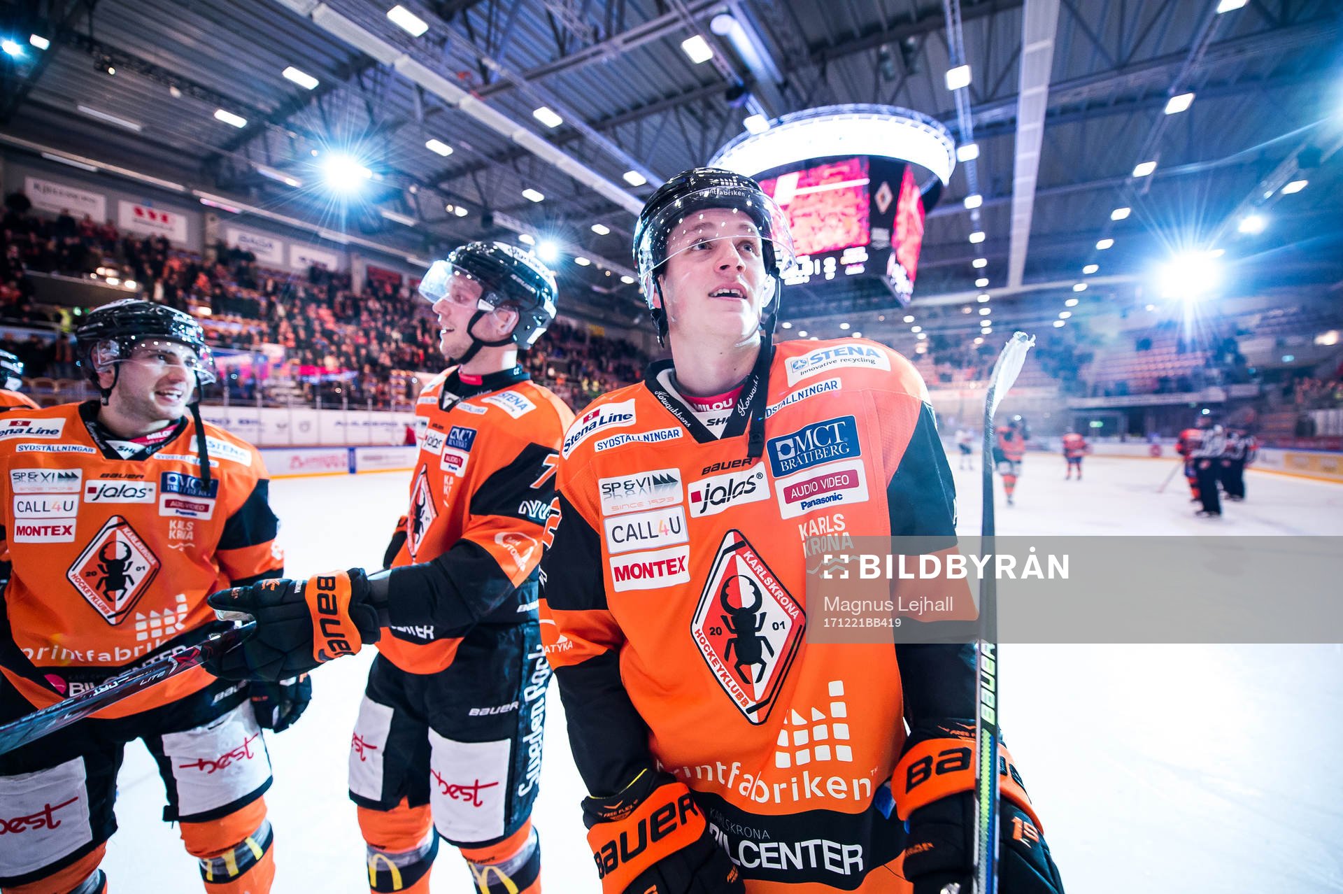 Karlskronas Henrik Törnqvist  jublar  ishockeymatchen i