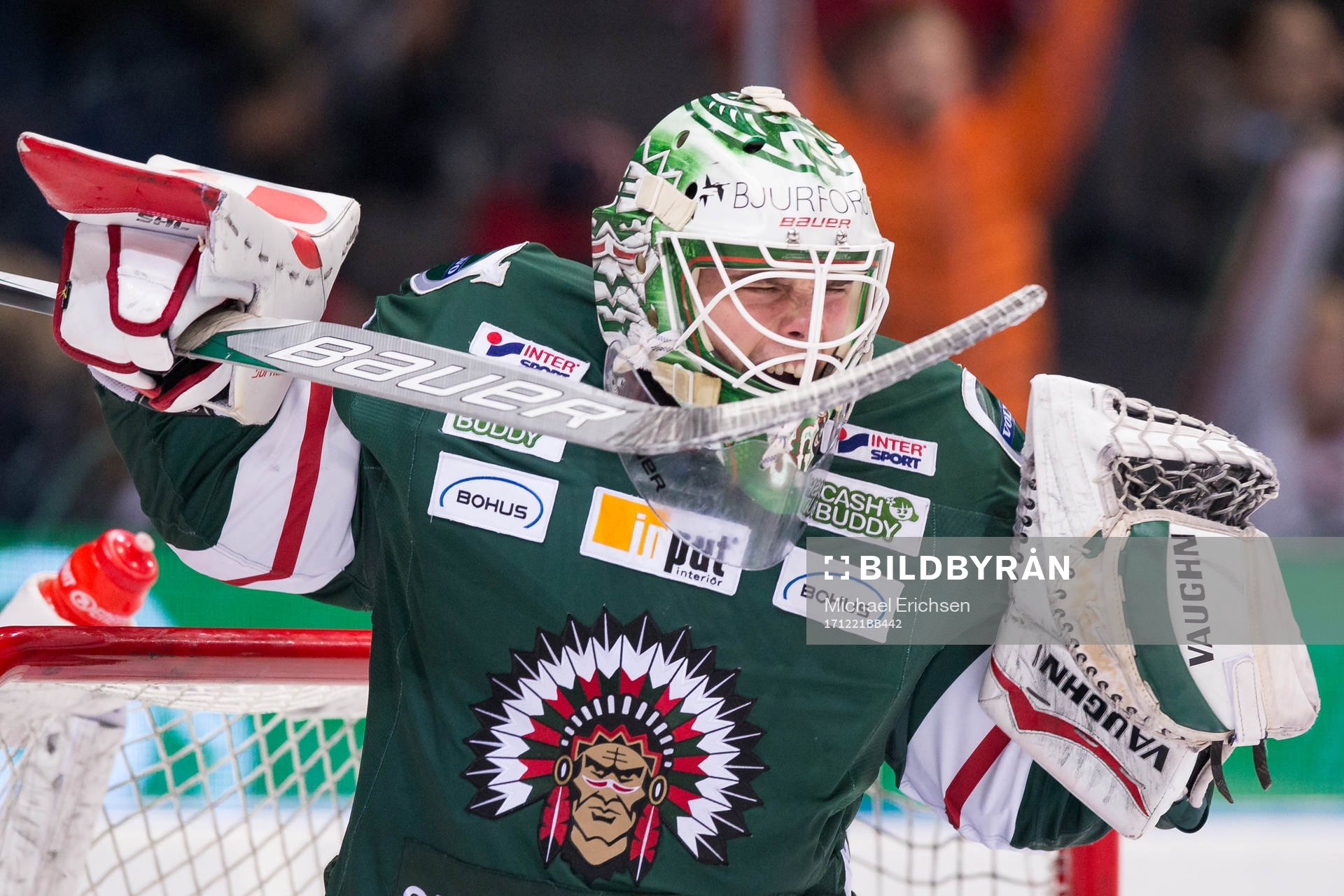 Frölundas målvakt Johan Gustafsson jublar