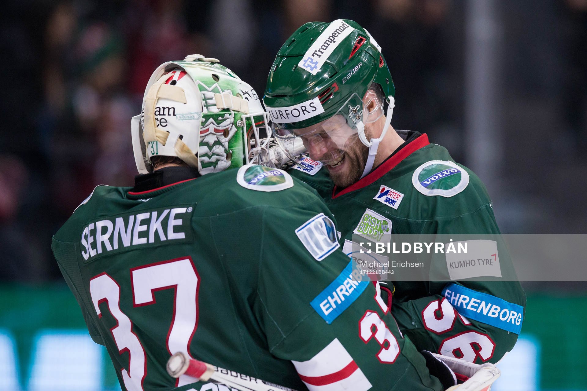 Frölundas målvakt Johan Gustafsson jublar ihop med