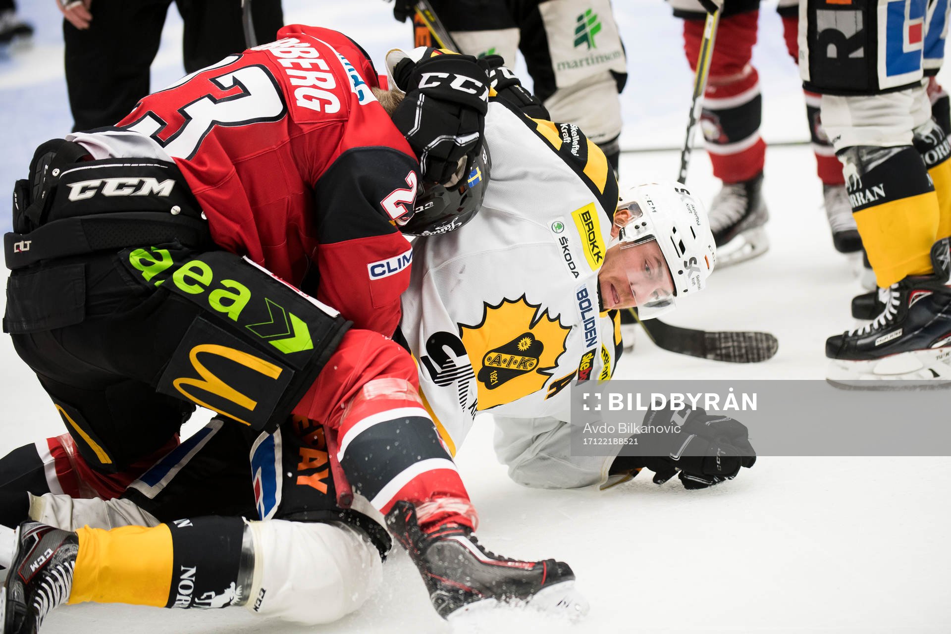 Malmö Redhawks Christoffer Forsberg i slagsmål mot