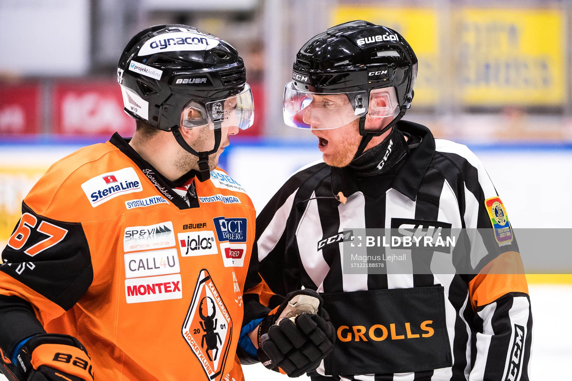 Karlskronas Konstantin Komarek  i diskussions med domaren