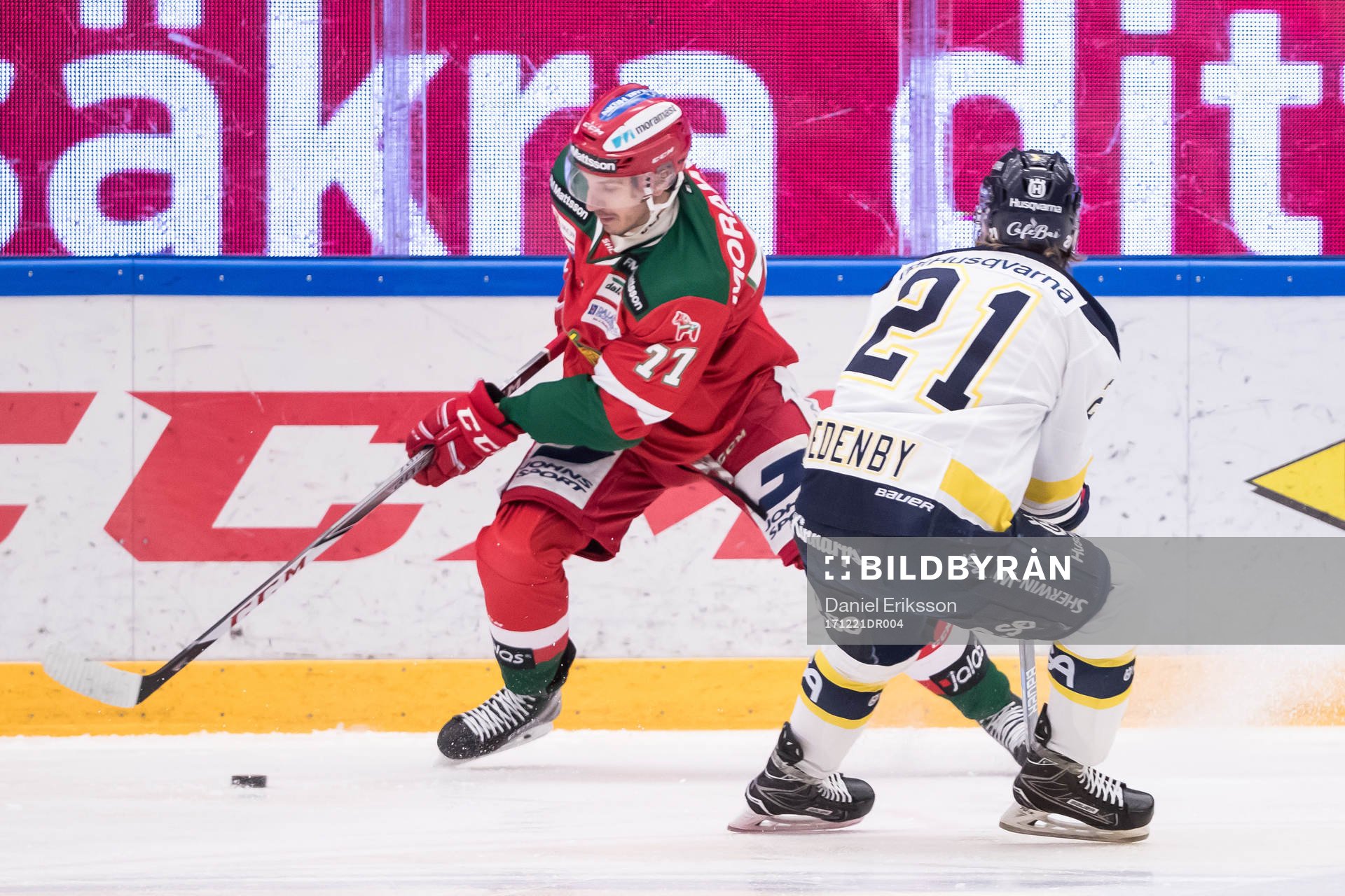 s Mattias Tedenby i kamp om pucken i ishockeymatchen i SHL