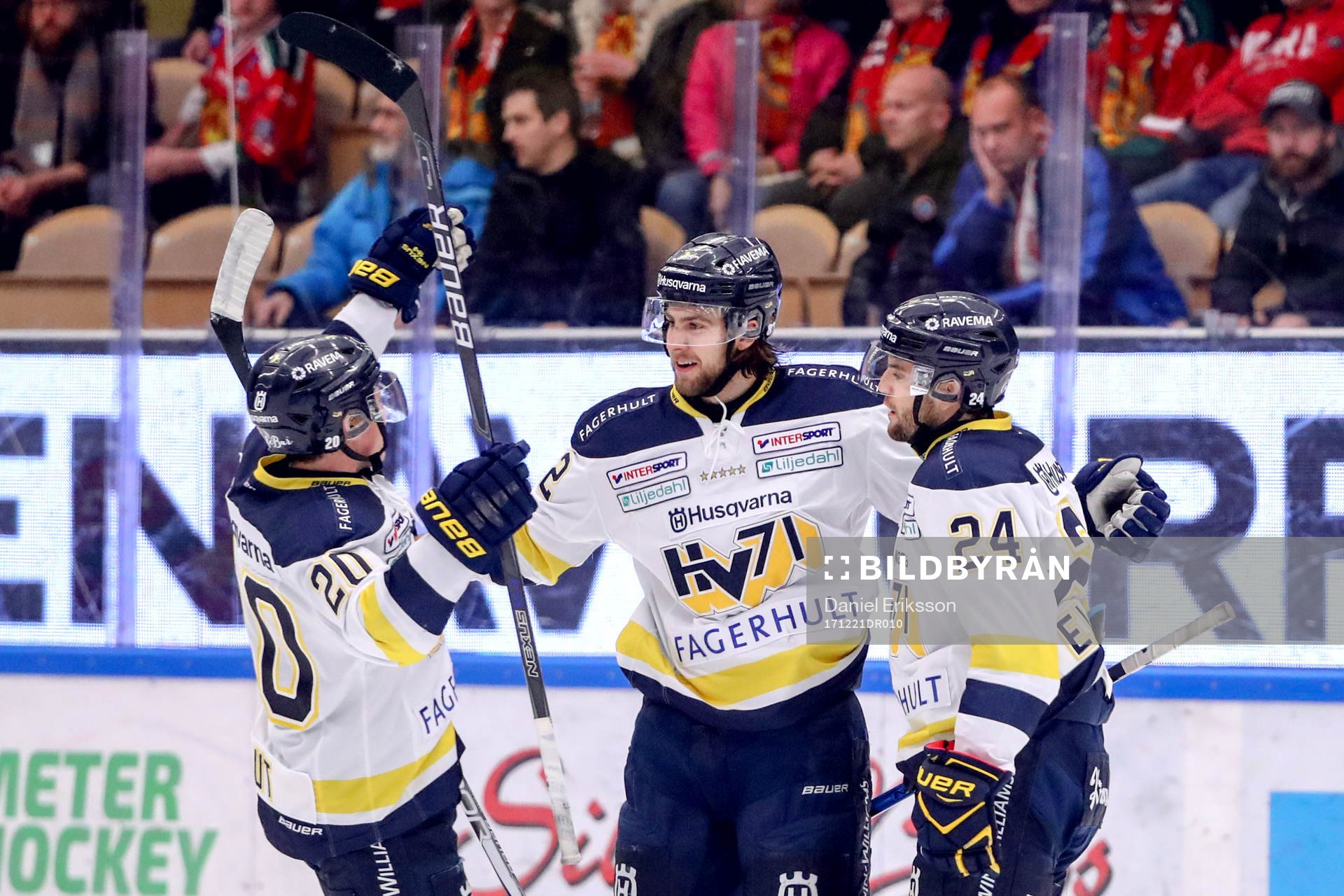 s Kevin Stenlund jublar med lagkamrater