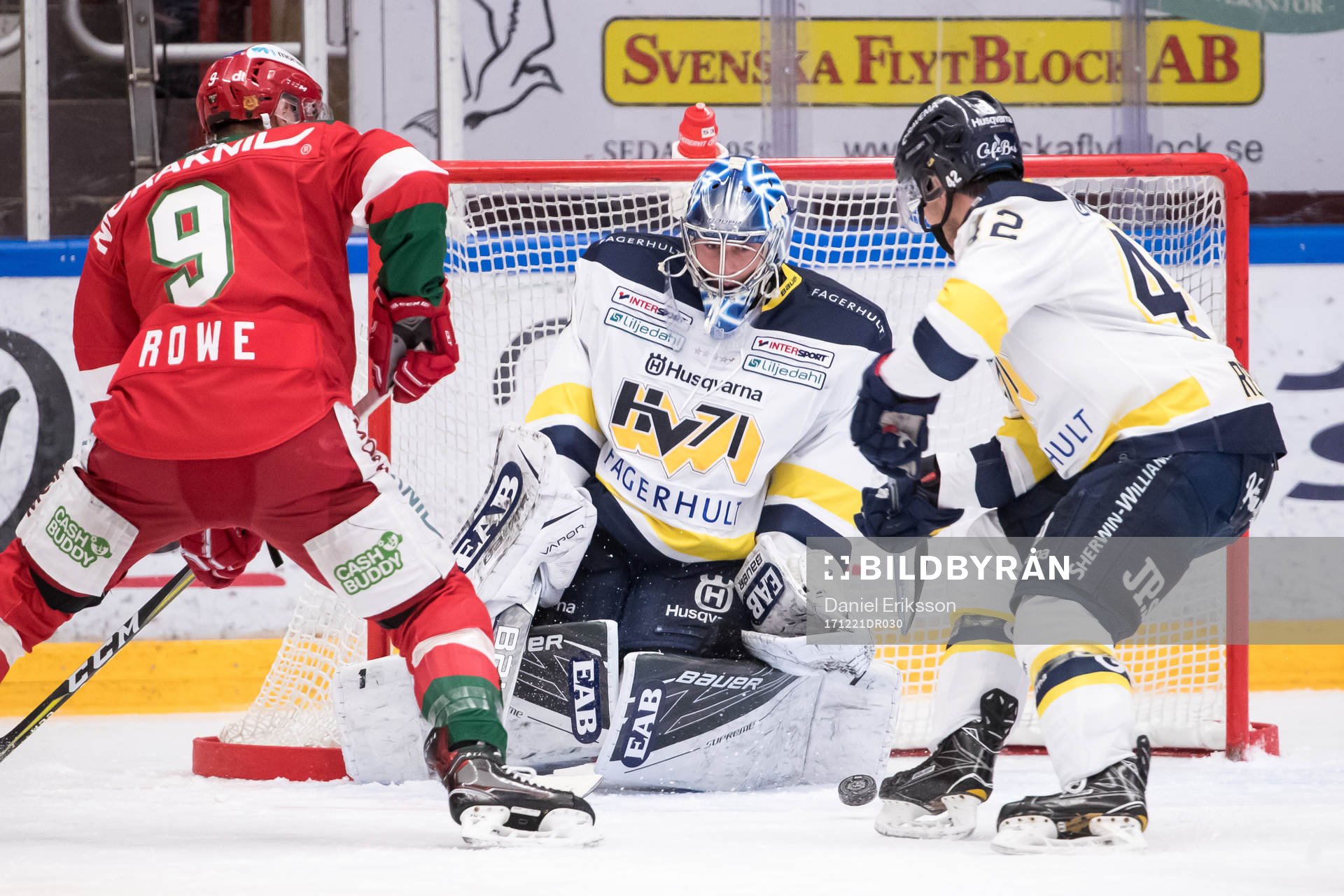 s Dylan Reese framför HV71:s målvakt Fredrik