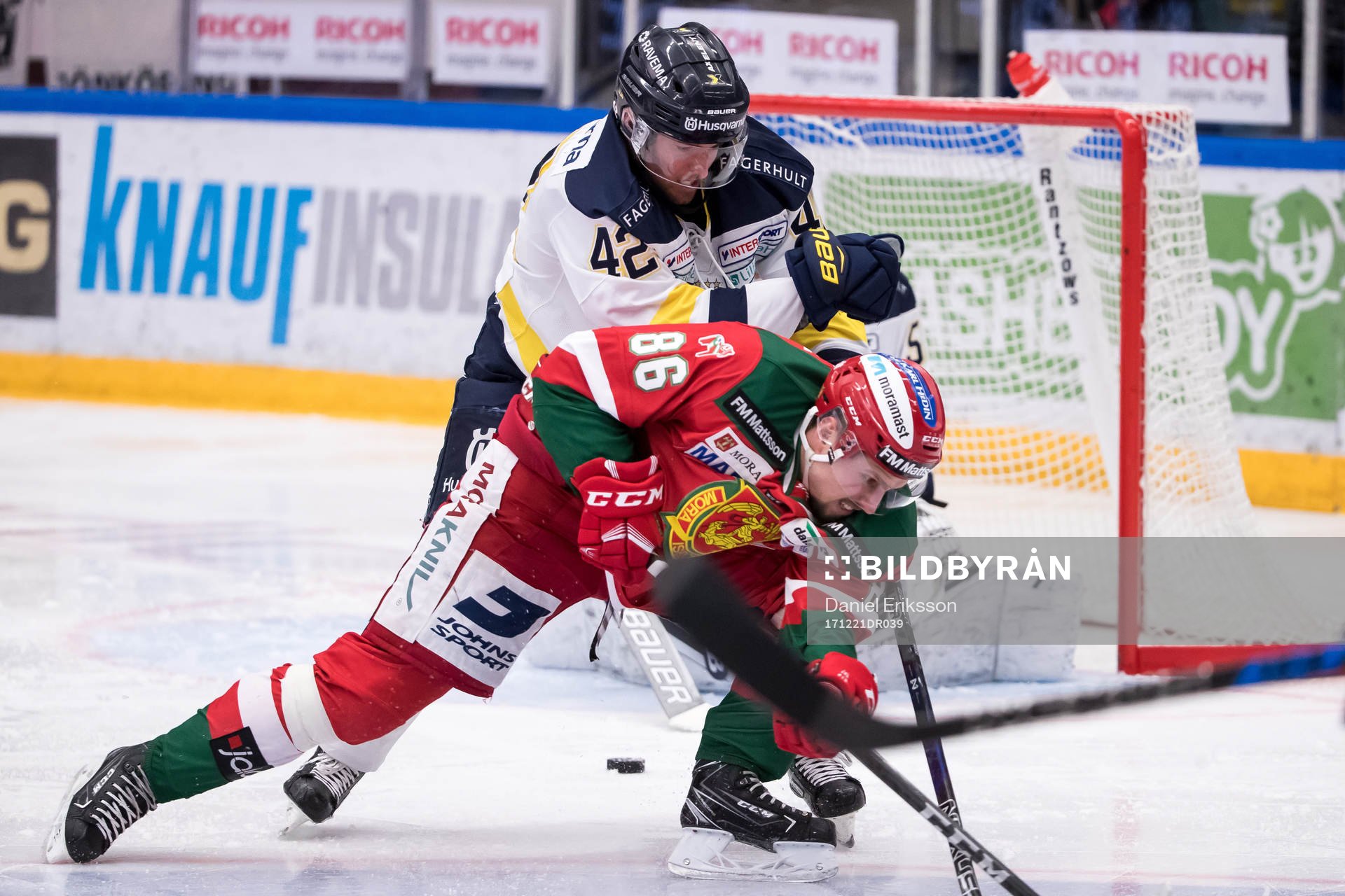 s Dylan Reese och Moras Mathias Bromé  i ishockeymatchen i