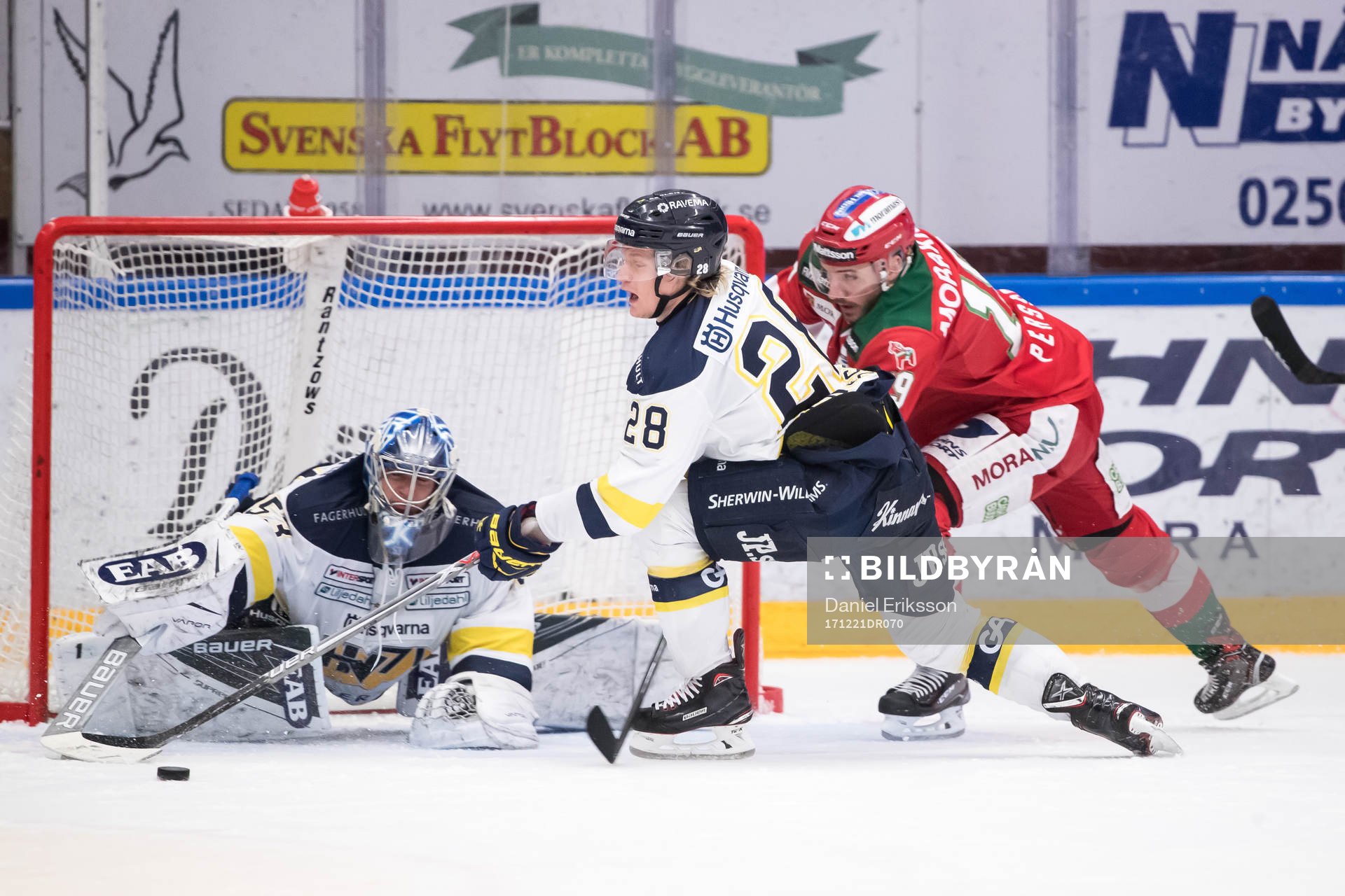 s Anton Bengtsson framför HV71:s målvakt Fredrik