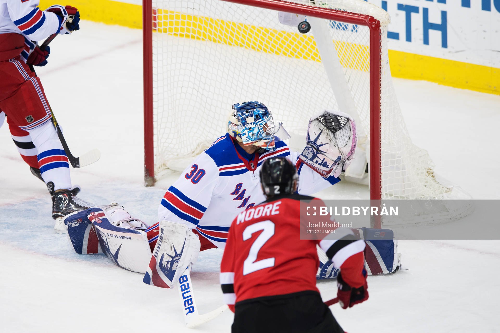 Rangers målvakt Henrik Lundqvist släpper in 1-0 från