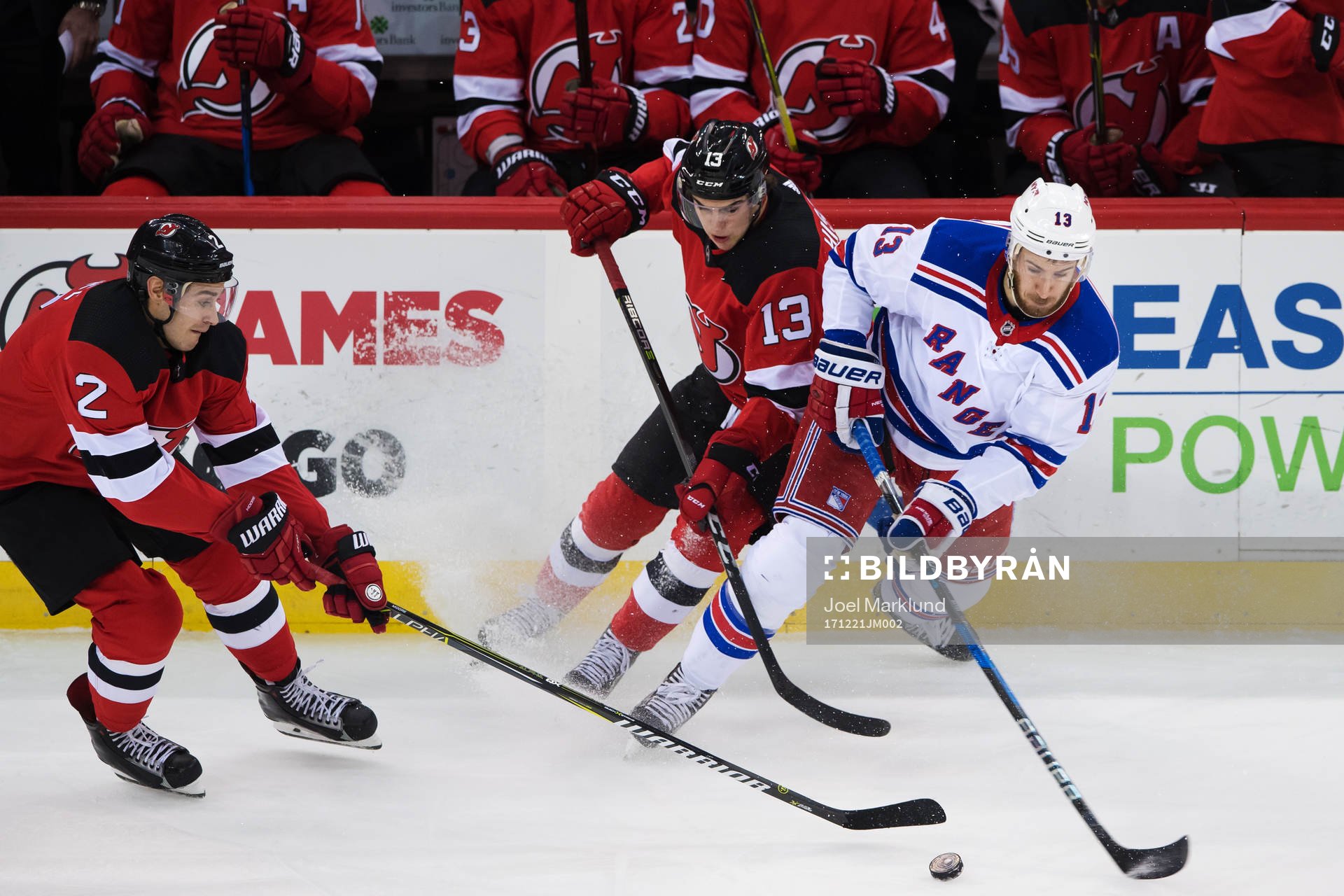 Devils John Moore och Nico Hischier utmanas av Rangers