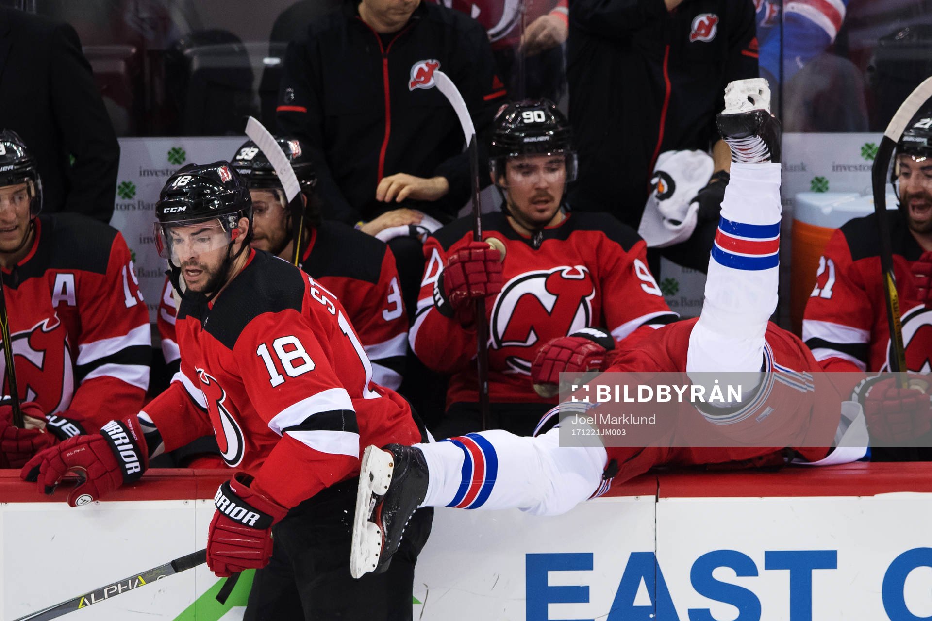 Devils Drew Stafford tacklar Rangers Mika Zibanejad över