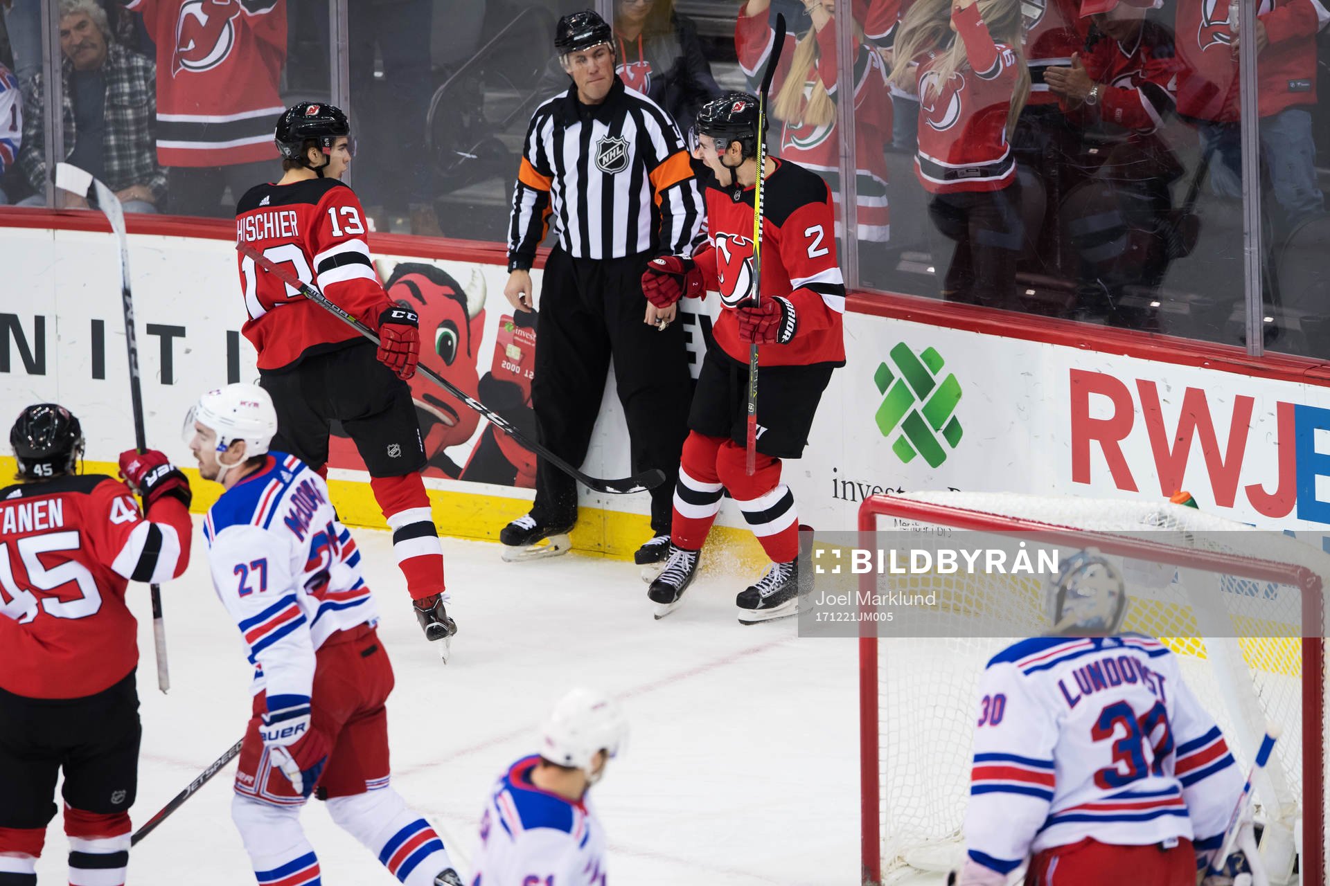 Devils Nico Hischier och John Moore jublar