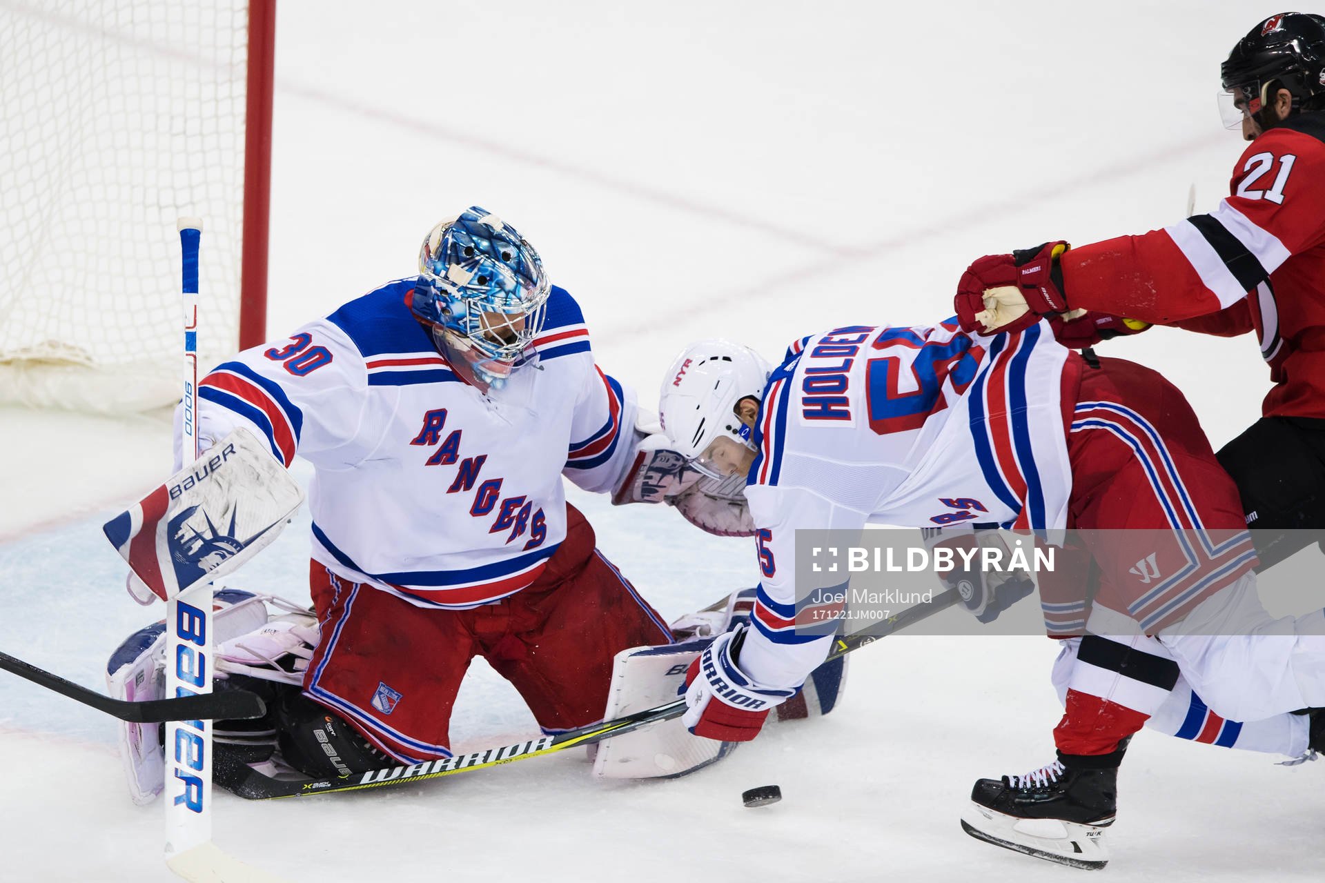 Rangers målvakt Henrik Lundqvist och Nick Holden utmanas