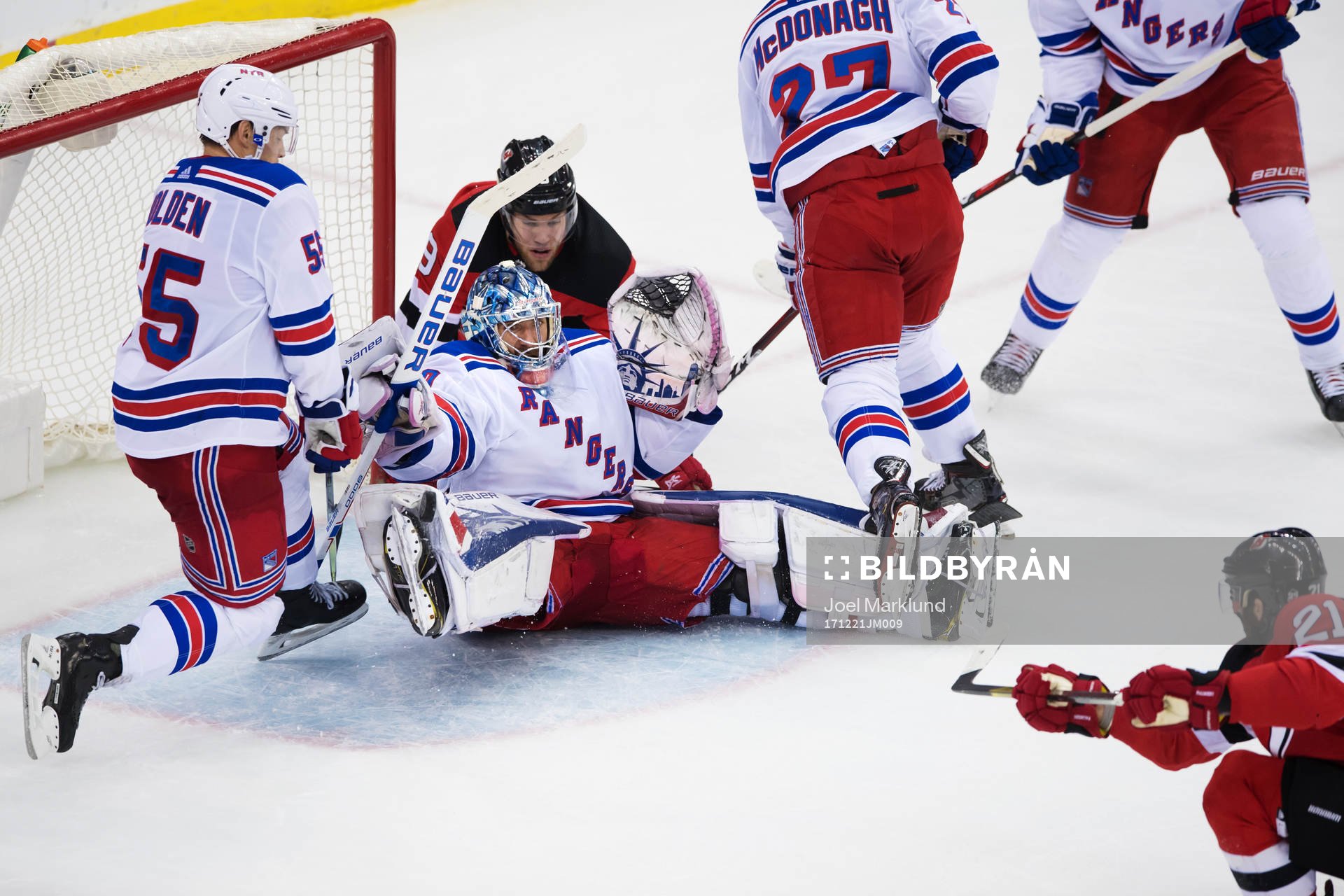 Rangers målvakt Henrik Lundqvist räddar ett skott från